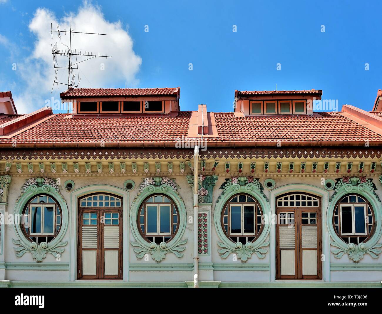 Vista frontale della tradizionale o Peranakan stretto cinese di Singapore shop esterno della casa con esclusive finestre ovali nella storica Little India Foto Stock