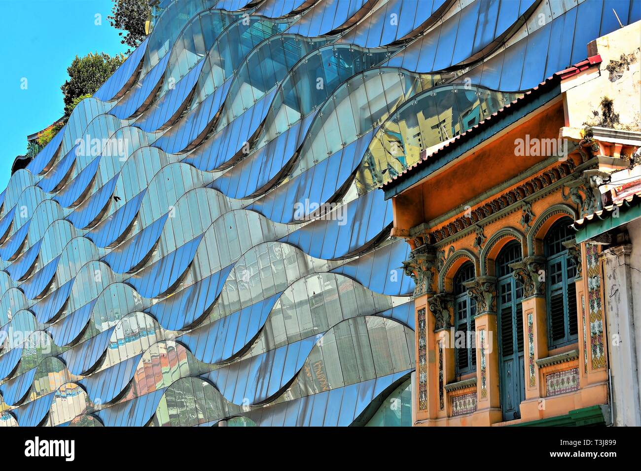Tradizionale o Peranakan Straits Chinese negozio Casa accanto al moderno esterno del centro per lo shopping nel centro storico di Little India, Singapore Foto Stock