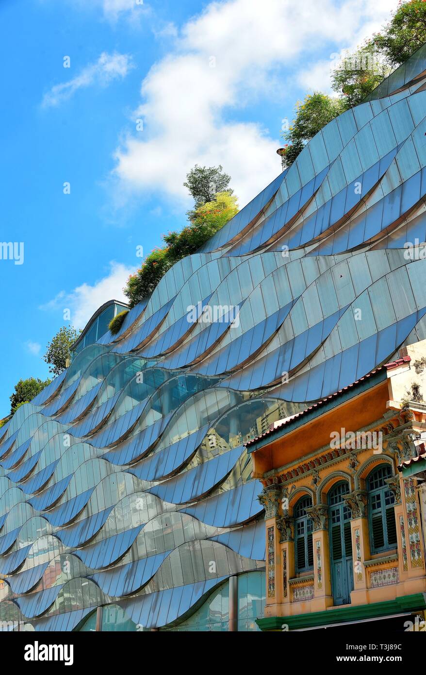 Tradizionale o Peranakan Straits Chinese negozio Casa accanto al moderno esterno del centro per lo shopping nel centro storico di Little India, Singapore Foto Stock