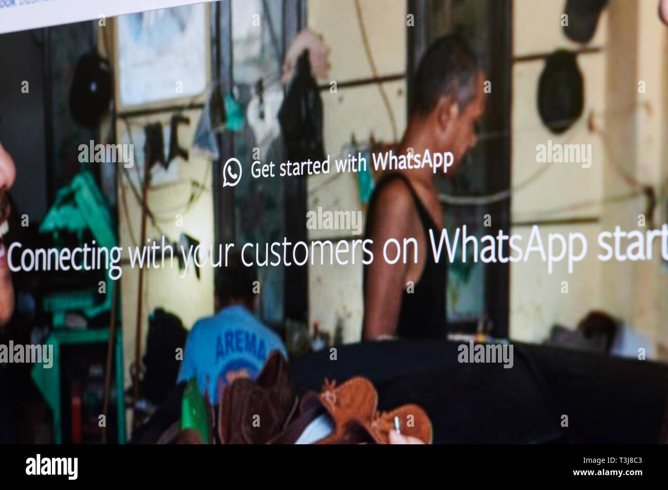 New york, Stati Uniti d'America - Aprile 8, 2019: Whatsapp annunci menu sullo schermo digitale macro vista ravvicinata Foto Stock