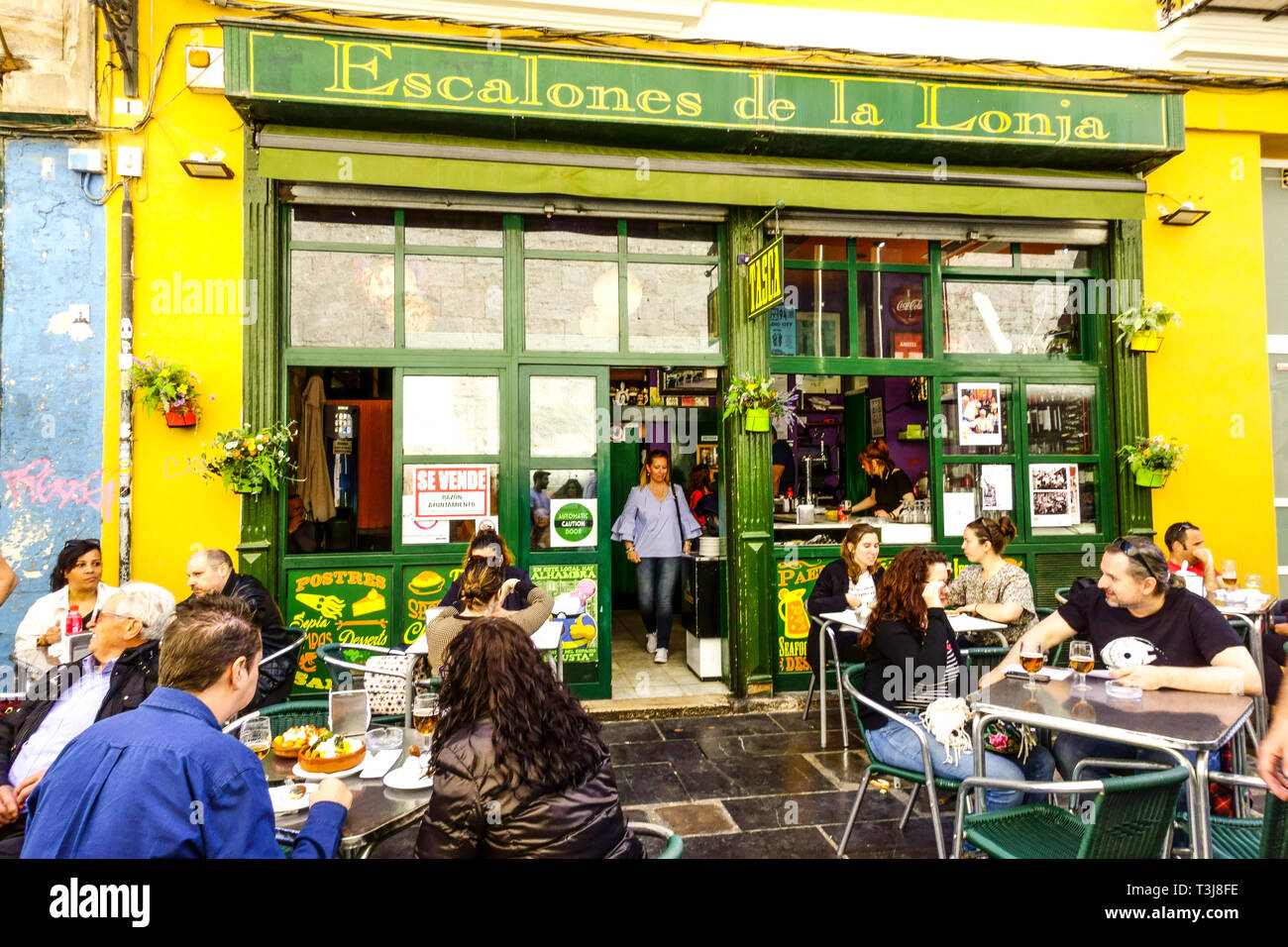 Valencia bar Spagna, gente che mangia fuori il preferito ristorante Tapas Bar Escalones de la Lonja, vista sulla strada sul marciapiede, città vecchia Valencia Spagna Europa Foto Stock