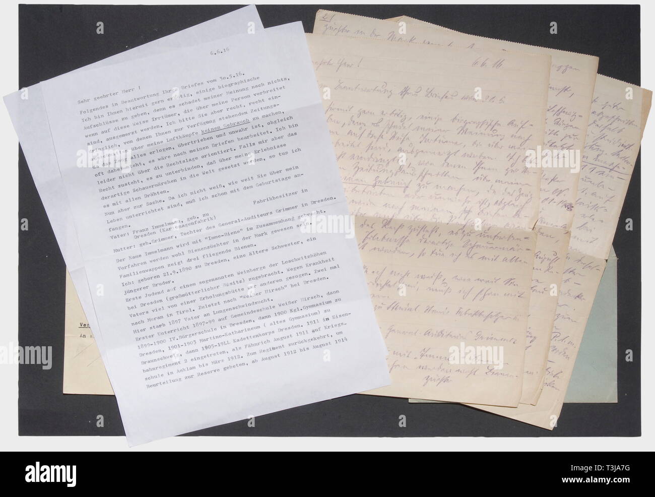 Primo Tenente Max Immelmann (1890 - 1916), una lettera di presentazione con curriculum vitae, 6 giugno 1916 tre pagine in viola matita indelebile su carta a righe. Egli scrive su un gentleman "è un piacere per me darvi un paio di fatti biografici su di me. Questo è a mio parere una buona opportunità di eliminare alcuni errori che hanno circolato sulla mia persona". Poi segue un breve curriculum vitae con le date della sua nascita, infanzia, la scuola di studi, servizio militare, aviazione e successi ('Shot giù 15 inglesi fino a giugno 15, 14 che giacciono sulla propria, Additional-Rights-Clearance-Info-Not-Available Foto Stock