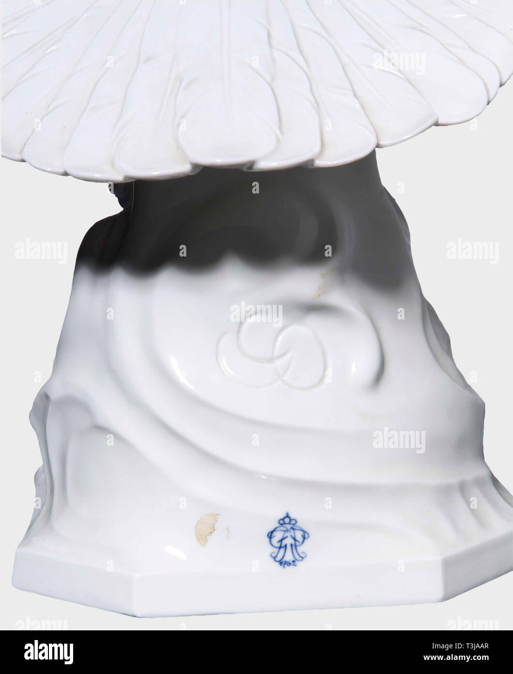 Una grande figura dell'Aquila, dall'Volkstedt manifattura di porcellana bianca smaltata, la figura di un'aquila, pronti a colpire il suo sguardo saldamente fissato sulla sua preda. Alcuni di ala piume e gli artigli sono free-standing. Sulla parte inferiore della base della manifattura di blu di mark e monogramma(?) 'Go'. Il becco danneggiato. Altezza ca. 70 cm, apertura alare ca. 63 cm. storica, storica, 1930S, 1930s, xx secolo, belle arti, arte, NS, il socialismo nazionale, il nazismo, il terzo Reich, Reich tedesco, Germania, nazionale socialista, nazista, periodo nazista, oggetto, oggetti, alambicchi, clipping, clippings, tagliate, cut-out, cut-o-Editorial-Use solo Foto Stock