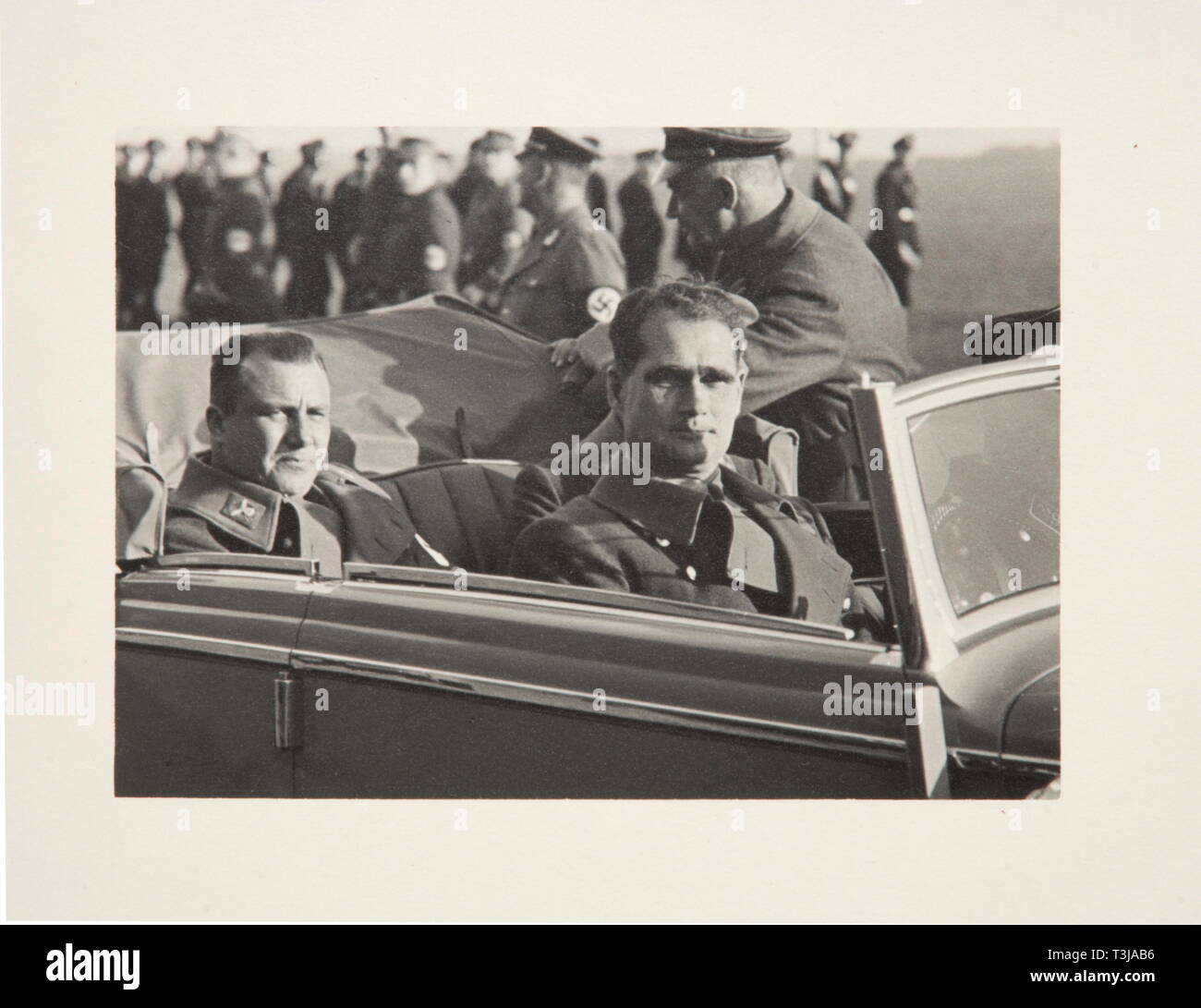 Rudolf Heß, tre foto commemorative album, un libro immagini Amburgo una presentazione libro immagini "Adolf Hitler und Hamburg', Broschek Verlag, Amburgo 1939 136 pagine. Gold-stampigliato il legame di pelle in un caso con una dedizione a Heß sul suo quarantacinquesimo compleanno il 26 aprile 1939. Una presentazione foto album 'Dem Stellvertreter des Führers - Parteigenosse Rudolf Hess - Zur Erinnerung an die Treuekundgebung der deutschen Seefahrer in Bremerhaven 18. Novembre 1934 - Die Abteilung der Seefahrt Auslandsorganization der NSDAP Amburgo" (al Führer Vice - Membro del Partito Rudolf Hess - In Mem, Editorial-Use-solo Foto Stock