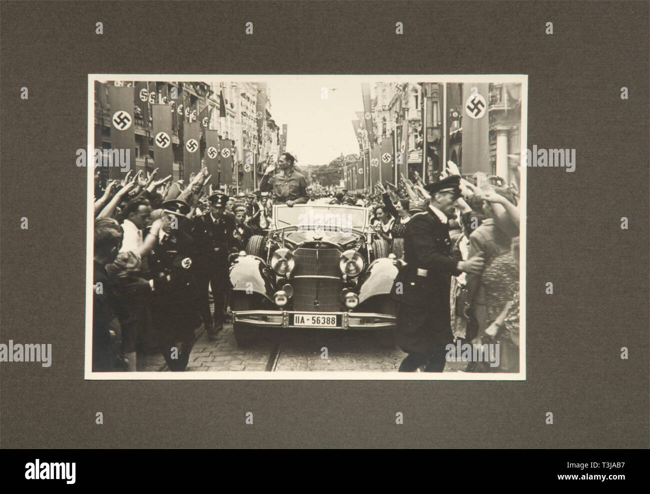 Rudolf Heß, tre foto commemorative album, un libro immagini Amburgo una presentazione libro immagini "Adolf Hitler und Hamburg', Broschek Verlag, Amburgo 1939 136 pagine. Gold-stampigliato il legame di pelle in un caso con una dedizione a Heß sul suo quarantacinquesimo compleanno il 26 aprile 1939. Una presentazione foto album 'Dem Stellvertreter des Führers - Parteigenosse Rudolf Hess - Zur Erinnerung an die Treuekundgebung der deutschen Seefahrer in Bremerhaven 18. Novembre 1934 - Die Abteilung der Seefahrt Auslandsorganization der NSDAP Amburgo" (al Führer Vice - Membro del Partito Rudolf Hess - In Mem, Editorial-Use-solo Foto Stock