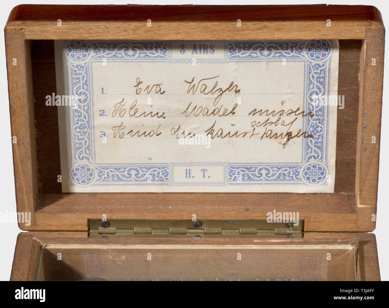 Un Biedermeier music box, Svizzera, circa 1840 di bronzo e di ferro opere musicali con un tre-melodia-cilindro. (Circa 1910). Inscritto sul coperchio '1. Eva Walzer - 2. Kleine Mädel müssen schlafen - 3. Tipo, du kannst tanzen'. Semplice ed elegante cassetta di legno con un stile baronale stemma sul coperchio con il monogramma 'MS' e l'anno "1891". Un cartiglio argento è stato l'ingresso al di sotto di esso la visualizzazione "sull' sotto un russo Grand Ducal coronet. Etichette per inventario sul fondo: 'ON' per la Granduchessa Olga Nikolaevna, e 'H.V.v.W.' per la Duchessa Vera von Württ, Additional-Rights-Clearance-Info-Not-Available Foto Stock