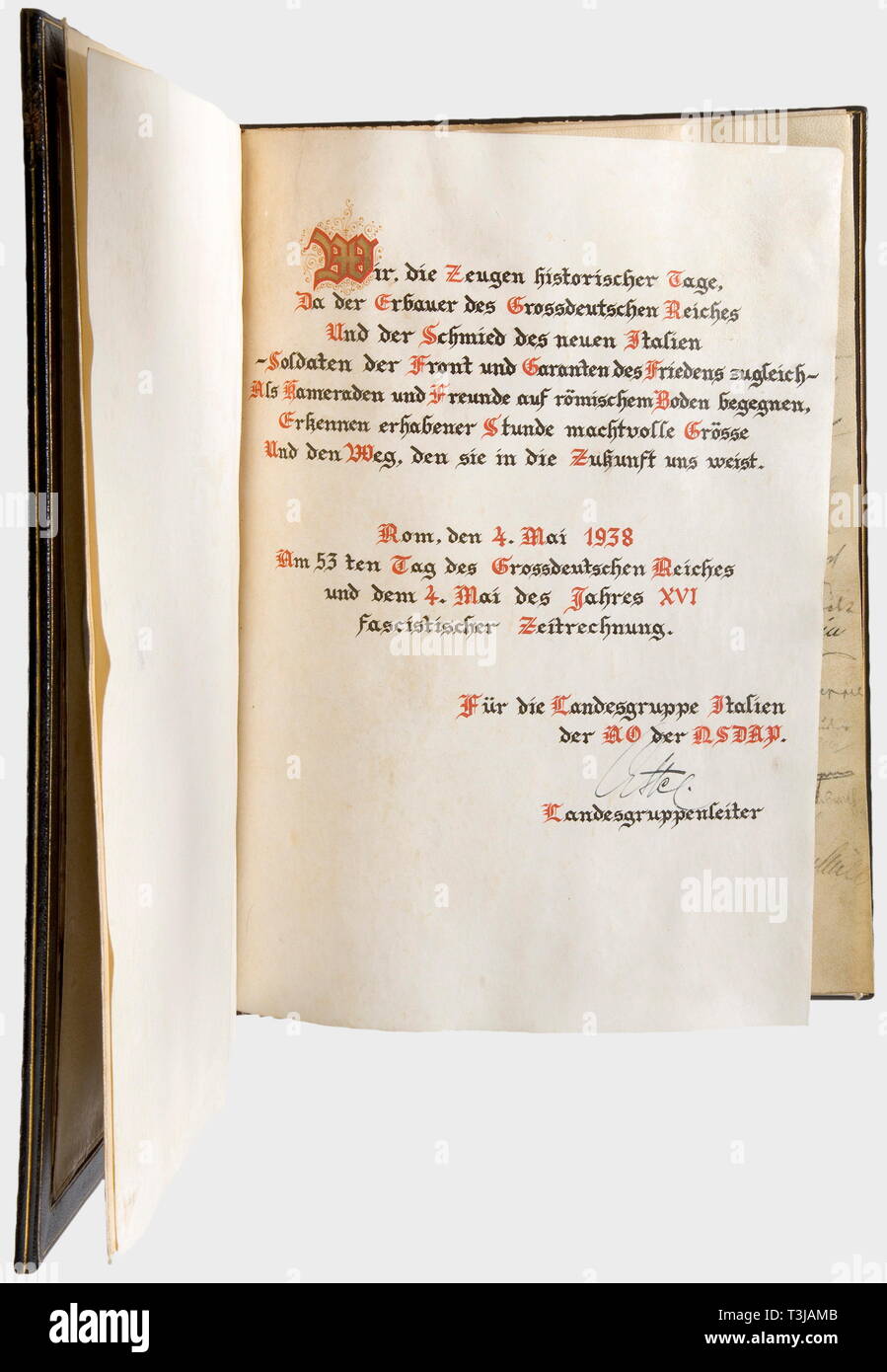 Adolf Hitler, Adolf Hitler la visita di stato in Italia, 1938 presentazione magnifico volume con le firme di tutti i membri dei gruppi locali Mailand (334), Roma (184), Turino (82), Genova (65), Merano (61), Napoli (88), Venezia (42), Trieste (28), Firenze (40), ecc. tutti insieme 1169 firme su pergamena. Una dedizione calligrafico sul risguardo del libretto dal gruppo nazionale leader, inviati diplomatici in Italia e SS-Brigadeführer Erwin Ettel con una firma 'Ettel' nella propria mano. Blu scuro Rilegatura in pelle stampata in oro. In una pelle rossa foderata di velluto presentazione caso (somew, Editorial-Use-solo Foto Stock