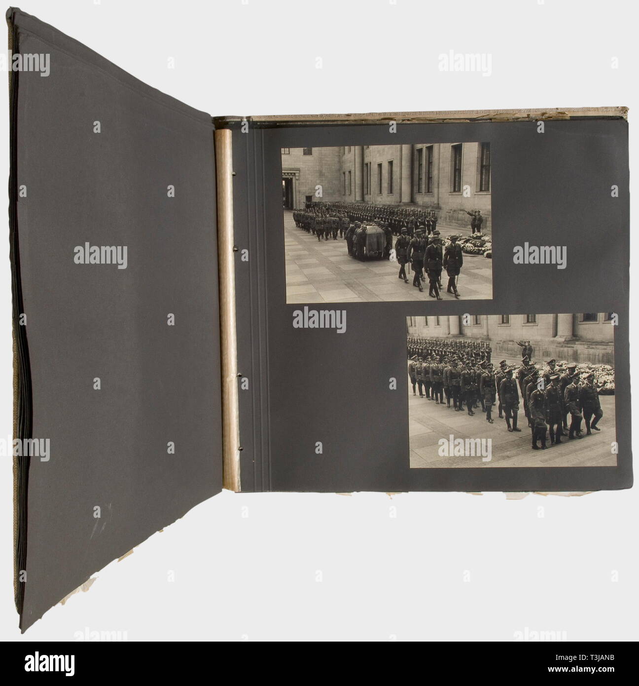 Reinhard Heydrich, un album di foto dei suoi funerali di stato il 9 giugno 1942 a Berlino un dono dal famoso fotografo di Berlino Freidrich Franz Bauer il Reichsleiter e SS-Obergruppenführer Martin Bormann, Berlino 18 giugno 1942, con firma autografa e dedizione nell'inchiostro. 30 piastre 40 x 40, ciascuno con due grandi fotografie e una fotografia di Heydrich i bambini nel dicembre 1942. In un modo un po' danneggiato nella cartella biancheria stampata con SS rune. Dimensione 41 x 66 cm. Impressionanti fotografie di un magnifico funerali di stato durante il Terzo Reich. Secondo la sua propria testimo, Editorial-Use-solo Foto Stock
