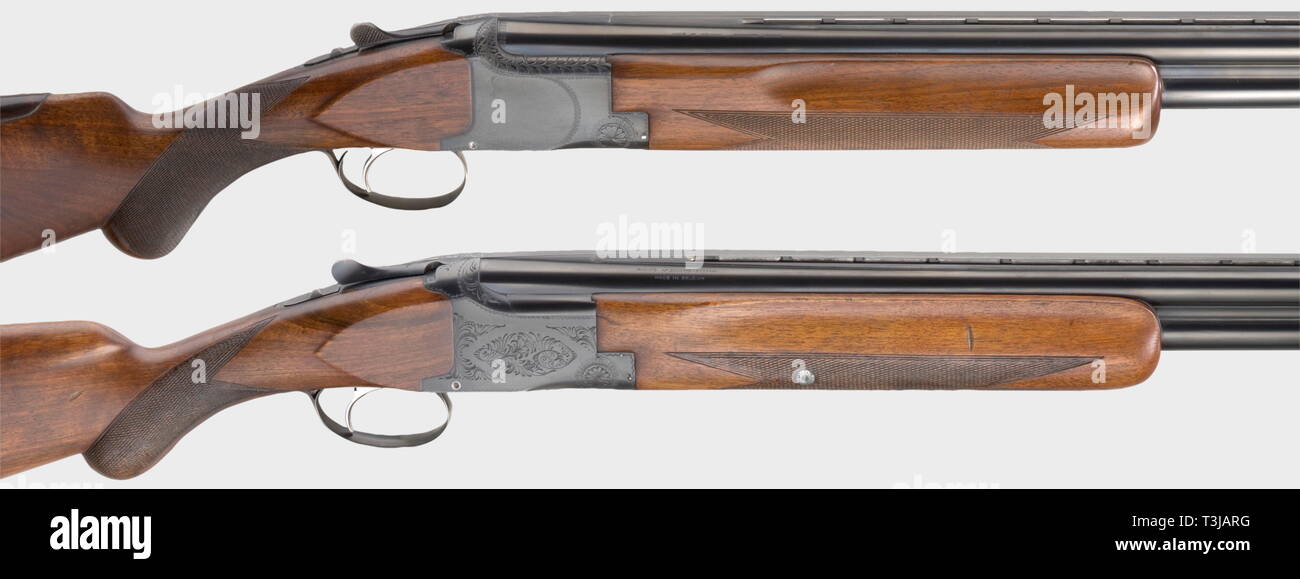 Due al di sopra e al di sotto fucili FN Browning., n. 51326: calibro 12/70. Brunito barili, luminoso alesaggi, pochi box, lunghezza 76,2 cm. Ventilata nervatura di camera con vista del tallone. Alloggiamento brunito con vite incisione. Scorte di sicurezza da polso. Il calcio in noce con impugnatura a pistola e checkring. Rivestito in pelle cappuccio morbido e sottile striscia di legno che serve come stock extension. Lunghezza totale 121 cm. Buone a ottime condizioni. No. 33828-S5: calibro 12/70. Brunito barili con luminosi alesaggi, pochi box, lunghezza 71,2 cm. Ventilata nervatura di camera con vista del tallone. Brunito, scarsamente incisa ricevitore. S, Additional-Rights-Clearance-Info-Not-Available Foto Stock