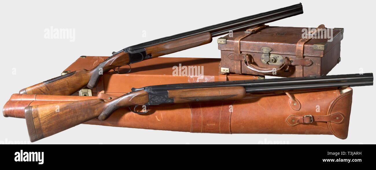 Due al di sopra e al di sotto fucili FN Browning., n. 51326: calibro 12/70. Brunito barili, luminoso alesaggi, pochi box, lunghezza 76,2 cm. Ventilata nervatura di camera con vista del tallone. Alloggiamento brunito con vite incisione. Scorte di sicurezza da polso. Il calcio in noce con impugnatura a pistola e checkring. Rivestito in pelle cappuccio morbido e sottile striscia di legno che serve come stock extension. Lunghezza totale 121 cm. Buone a ottime condizioni. No. 33828-S5: calibro 12/70. Brunito barili con luminosi alesaggi, pochi box, lunghezza 71,2 cm. Ventilata nervatura di camera con vista del tallone. Brunito, scarsamente incisa ricevitore. S, Additional-Rights-Clearance-Info-Not-Available Foto Stock