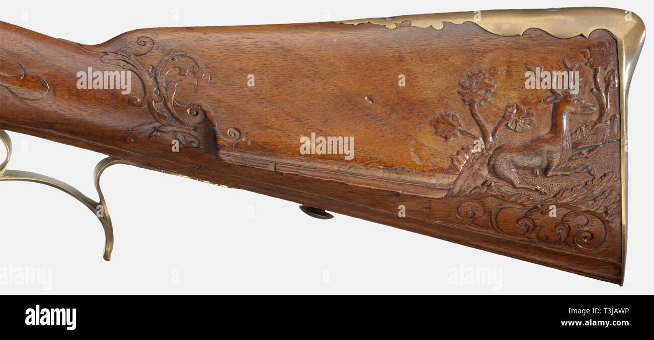 Un fucile flintlock, tedesco meridionale, circa 1780. Brunito canna ottagonale con un leggermente sommersa la museruola, sette-scanalatura ad anima rigata in 17 mm di calibro e attrazioni a coda di rondine. Il numero '2' è inciso sul codolo. Originale flintlock lucidato. Doppio set trigger. Il calcio in noce con tromba naso cap. Finemente scolpito rocaille decorazione con una recumbant stag sul guanciale. Tabacchiera. Originale bacchetta di caricamento in legno con punta di corno. Lunghezza 97 cm. Bella arsenal mantenuta arma in quasi nuova condizione. storica, storica del XVIII secolo, civile armi lunghe, pistola, weap, Additional-Rights-Clearance-Info-Not-Available Foto Stock