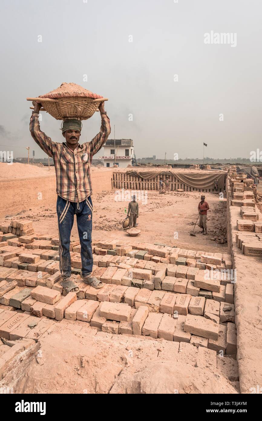 Brickyard lavoratore cestello di trasporto di ceneri sulla sua testa, Dacca in Bangladesh Foto Stock