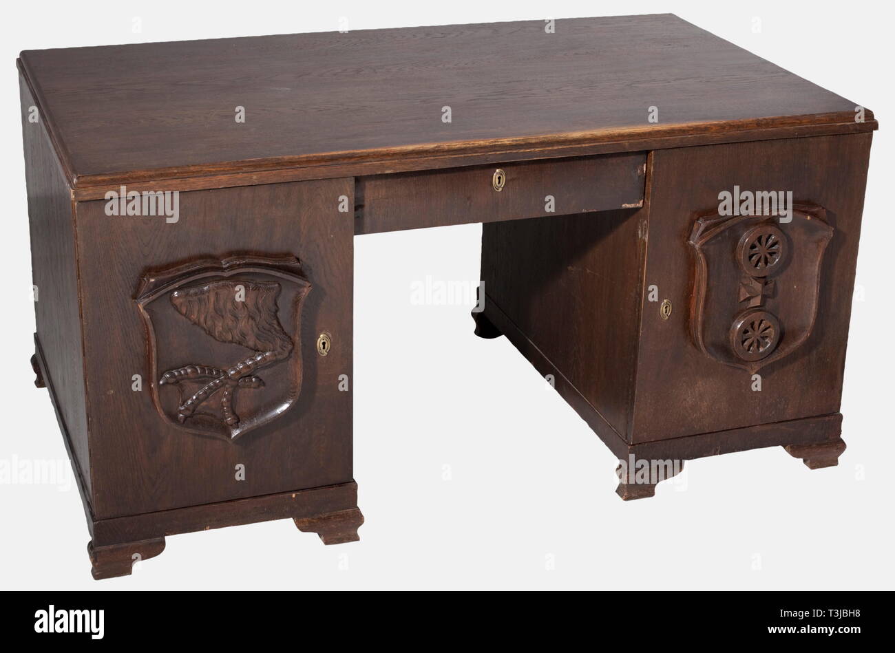 Una scrivania appartenenti a Oberarbeitsführer (Senior leader di lavoro), Wilhelm Krach Arbeitsgau (distretto di lavoro) 24 del medio Reno, Coblenza marrone scuro rovere tinto(?) con due armadi laterali e tre cassetti interni e un cassetto centrale. Quattro cartouches scolpito come stemmi in altorilievo - quelli nel cuscinetto anteriore una testa del grano e una vanga in una corona di grano su una croce uncinata (emblema per RAD - Distinguished Service) o una forcella con una svastica sopra le teste delle spighe di grano (banner emblema). Le due antine in visualizzatore posteriore la Civic stemmi per Krach della precedente posting, Mainz , Editorial-Use-solo Foto Stock