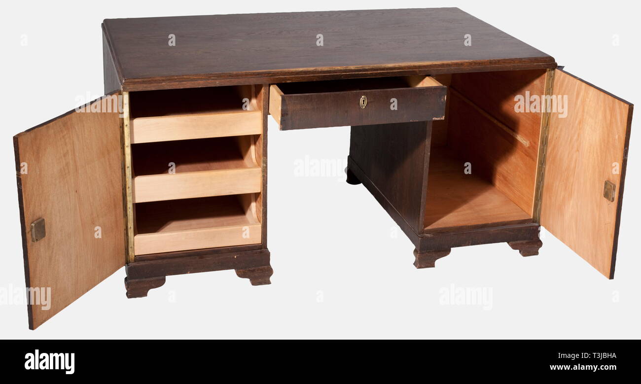 Una scrivania appartenenti a Oberarbeitsführer (Senior leader di lavoro), Wilhelm Krach Arbeitsgau (distretto di lavoro) 24 del medio Reno, Coblenza marrone scuro rovere tinto(?) con due armadi laterali e tre cassetti interni e un cassetto centrale. Quattro cartouches scolpito come stemmi in altorilievo - quelli nel cuscinetto anteriore una testa del grano e una vanga in una corona di grano su una croce uncinata (emblema per RAD - Distinguished Service) o una forcella con una svastica sopra le teste delle spighe di grano (banner emblema). Le due antine in visualizzatore posteriore la Civic stemmi per Krach della precedente posting, Mainz , Editorial-Use-solo Foto Stock