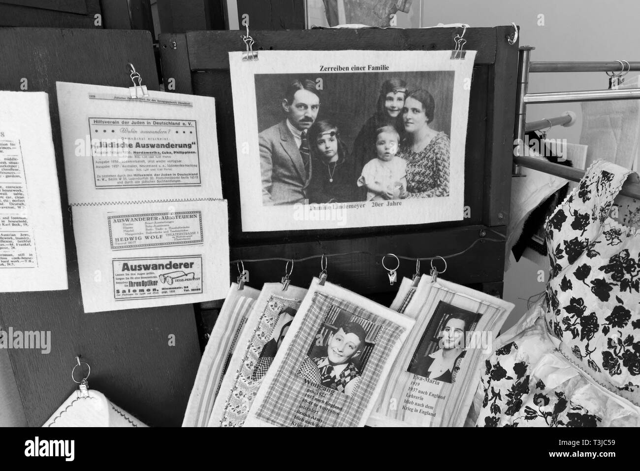 Gli ebrei emigranti 1938, foto di famiglia e annunci, luogo del ricordo Alter Schlachthof, Dusseldorf-Derendorf, Nord Reno-Westfalia, Germania Foto Stock