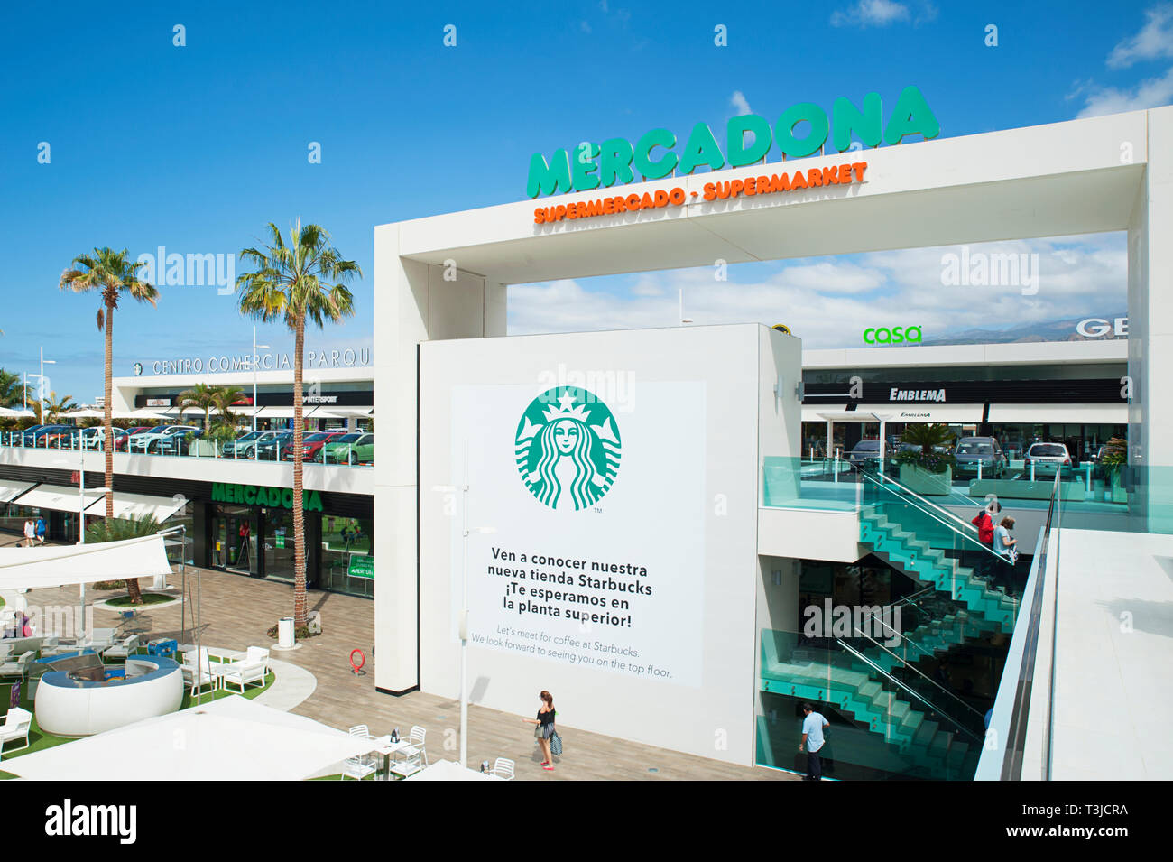 Centro Commerciale Parque Santiago 6, Las Americas, spazio all'aperto del centro commerciale per lo shopping con le marche popolari banner, aree relax, bar e ristoranti Foto Stock