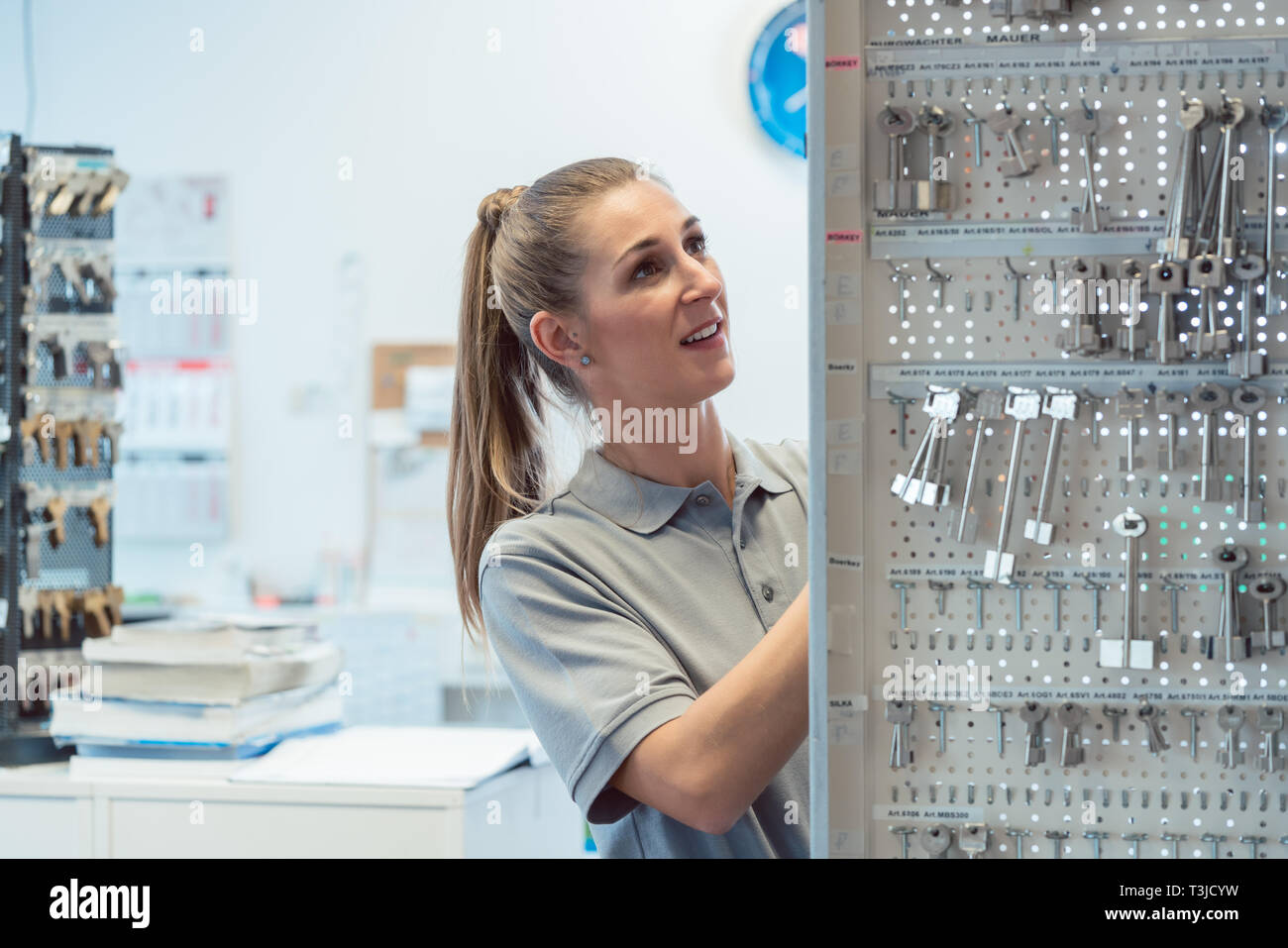 Chiave di donne maker nel suo negozio Foto Stock
