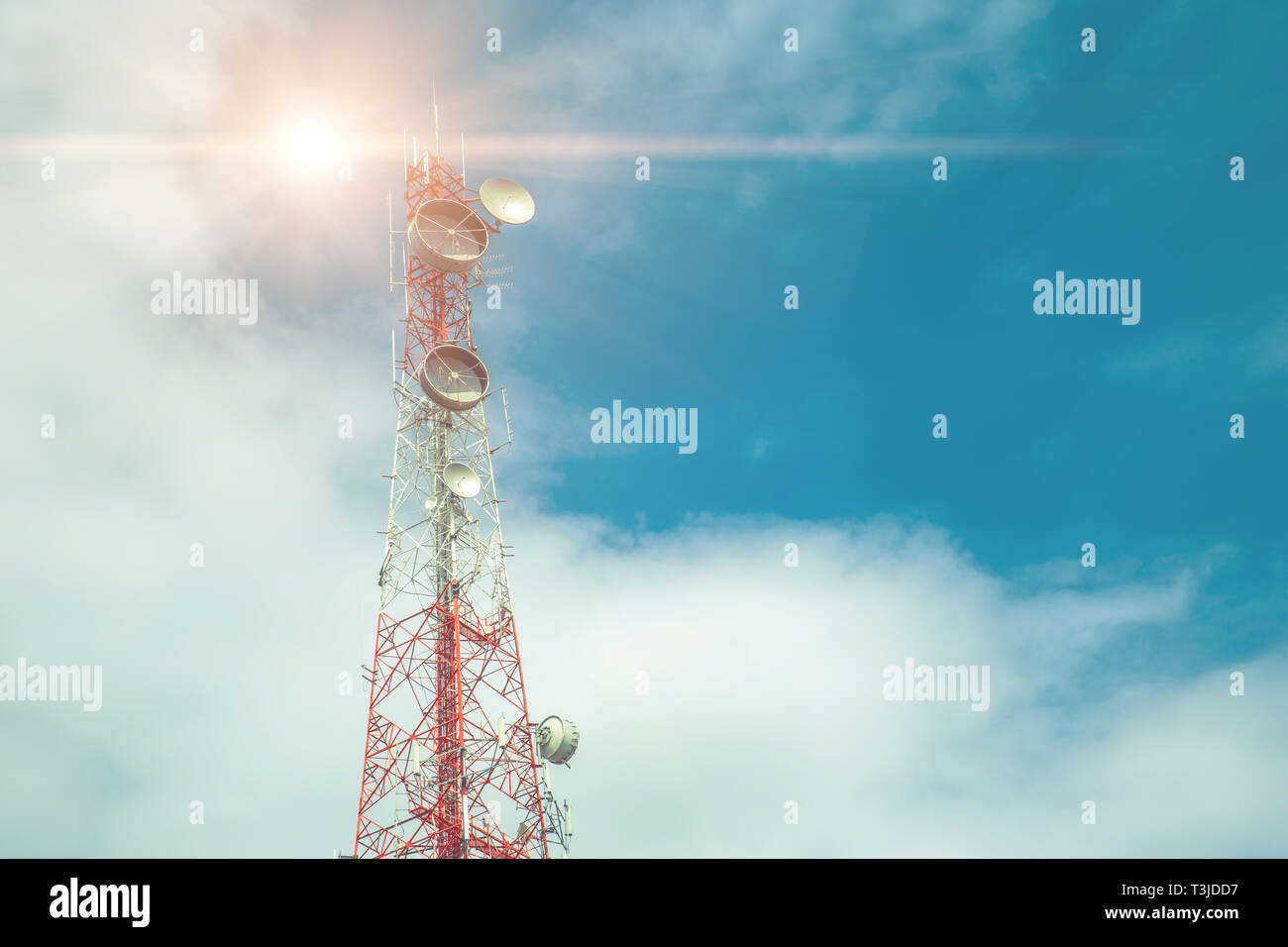 Torre di comunicazione o segnale di cella tower con cielo blu Foto Stock