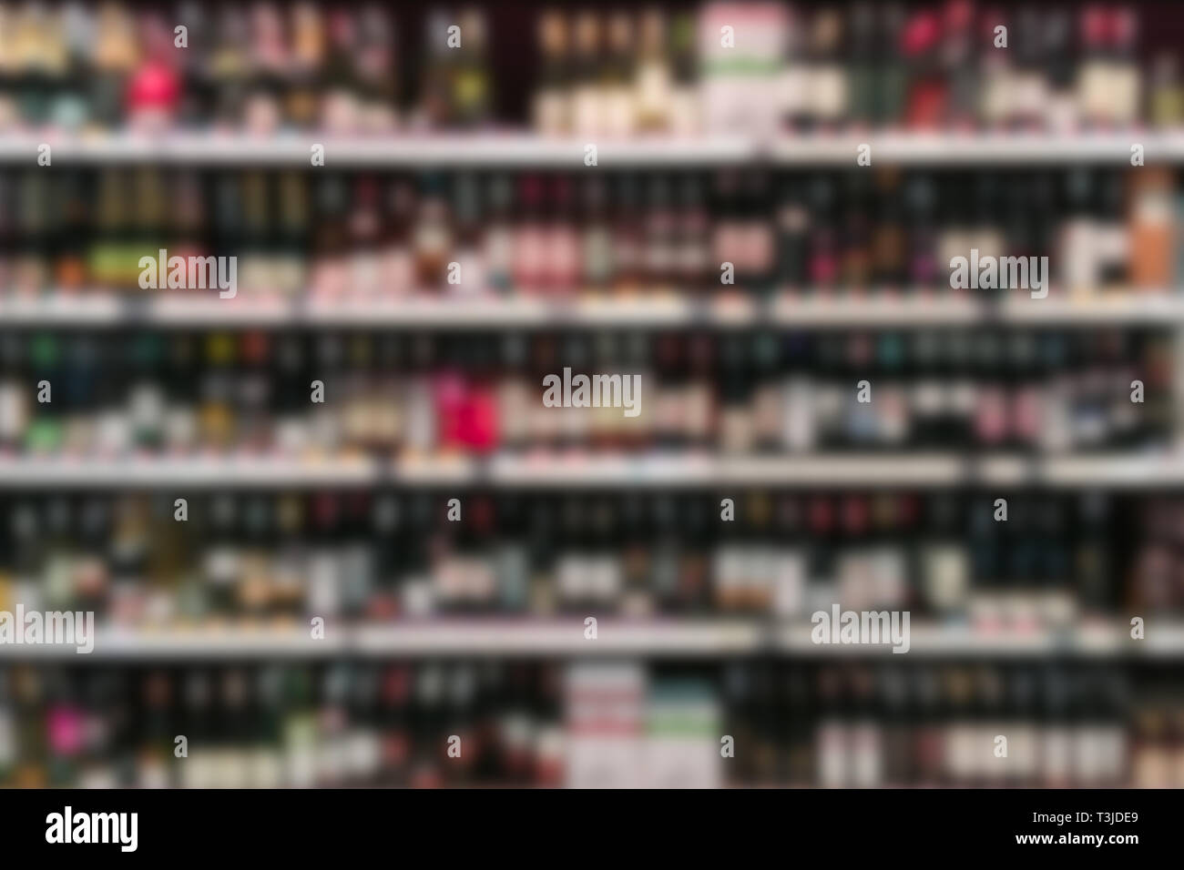Blur negozio di liquori ripiano in super mercato per lo sfondo Foto Stock