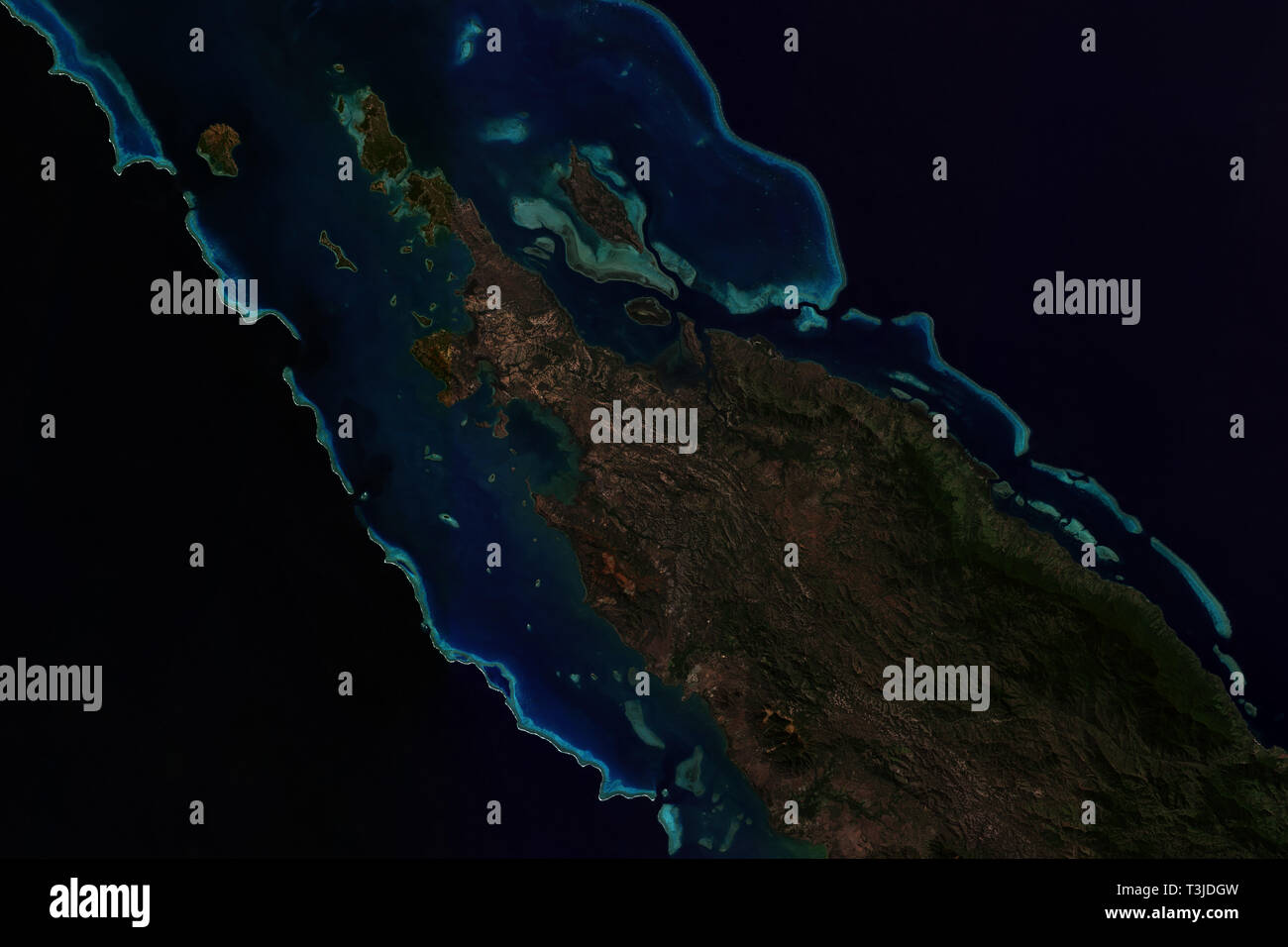 Nuovo Caledonian barriera corallina nel Pacifico visto dallo spazio - contiene modificati Sentinella di Copernico dati (2019) Foto Stock