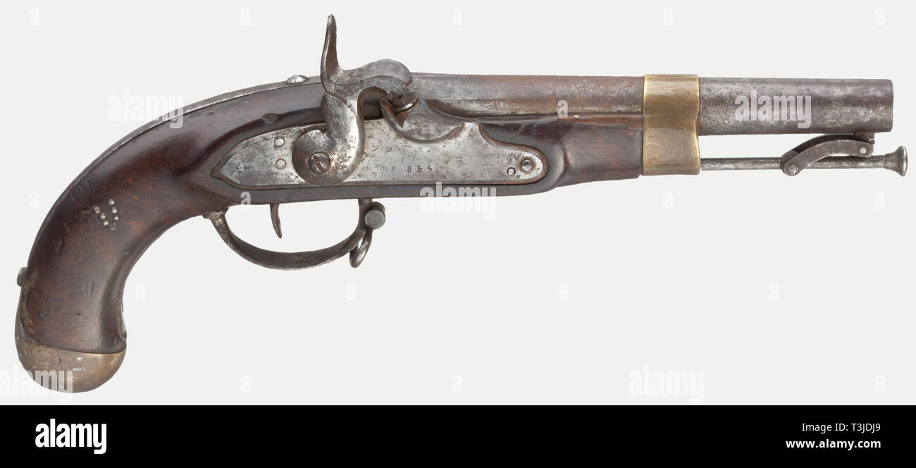 Una pistola con captive bacchetta di caricamento, datata 1856, simile al modello francese un XIII pistola. Alesaggio liscio in 18 mm di calibro, con un marchio di ancoraggio e il numero "G33" stampigliato sulla camera (e ripetute sul codolo). Convertire il blocco di percussione con l'anno '(1)856' e un marchio di ancoraggio sul freno. Mezza noce stock con ferro/ottone mobili. Guardia con una fionda mobile orientabile. Captive ferro bacchetta di caricamento. Una lettera "V" realizzato con teste dei chiodi sul lato destro dell'impugnatura. Parti in ferro sono colorate e rusty in luoghi, la piastra laterale restaurato, avambraccio riparato o, Additional-Rights-Clearance-Info-Not-Available Foto Stock