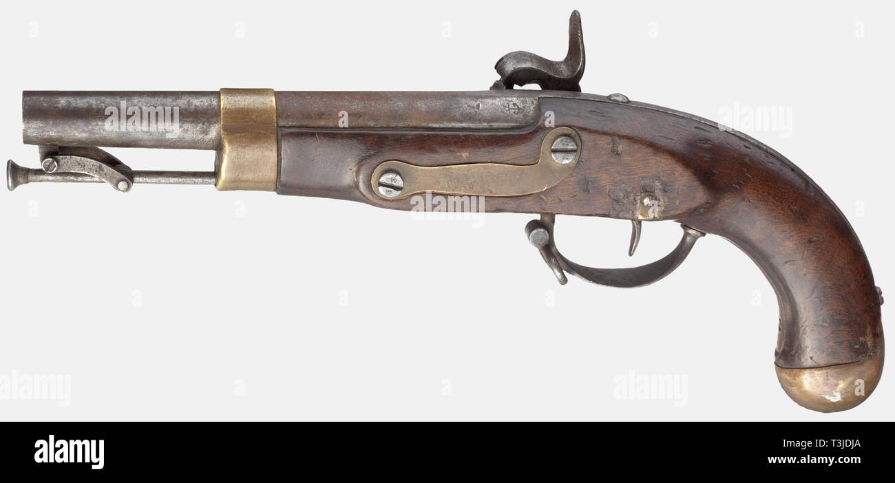 Una pistola con captive bacchetta di caricamento, datata 1856, simile al modello francese un XIII pistola. Alesaggio liscio in 18 mm di calibro, con un marchio di ancoraggio e il numero "G33" stampigliato sulla camera (e ripetute sul codolo). Convertire il blocco di percussione con l'anno '(1)856' e un marchio di ancoraggio sul freno. Mezza noce stock con ferro/ottone mobili. Guardia con una fionda mobile orientabile. Captive ferro bacchetta di caricamento. Una lettera "V" realizzato con teste dei chiodi sul lato destro dell'impugnatura. Parti in ferro sono colorate e rusty in luoghi, la piastra laterale restaurato, avambraccio riparato o, Additional-Rights-Clearance-Info-Not-Available Foto Stock