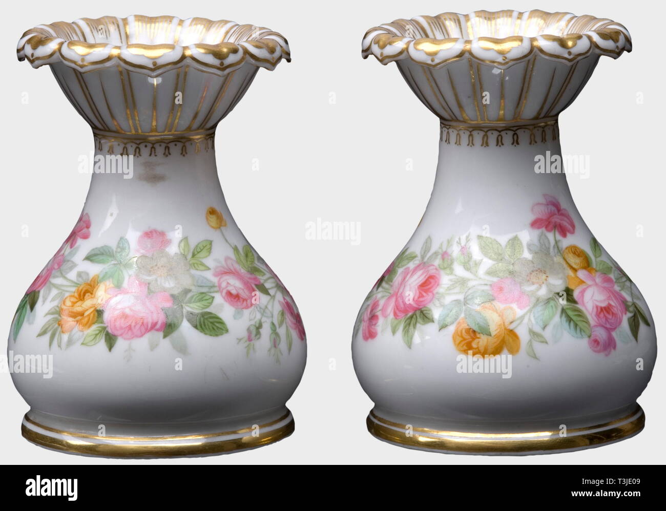 Una coppia di vasi in tavola, Imperiale Russo manifattura di porcellana, San Pietroburgo, ca. 1860/70 Bianco, gres porcellanato con dipinto a mano la decorazione floreale e cerchioni dorati. Il underglaze segno verde, un 'II' per l'Imperial fabbricante di vetro a San Pietroburgo sul fondo. Altezza 9 cm. Entrambi i vasi hanno un inventario etichetta "O.N. Villa' per la Granduchessa Olga Nikolaevna sul fondo. Provenienza: Granduchessa Olga Nikolaevna Romanova (1822 - 1892). storica, storica del XIX secolo, vaso, navi, oggetto, gli oggetti alambicchi, clipping, ritagli, tagliare , Additional-Rights-Clearance-Info-Not-Available Foto Stock