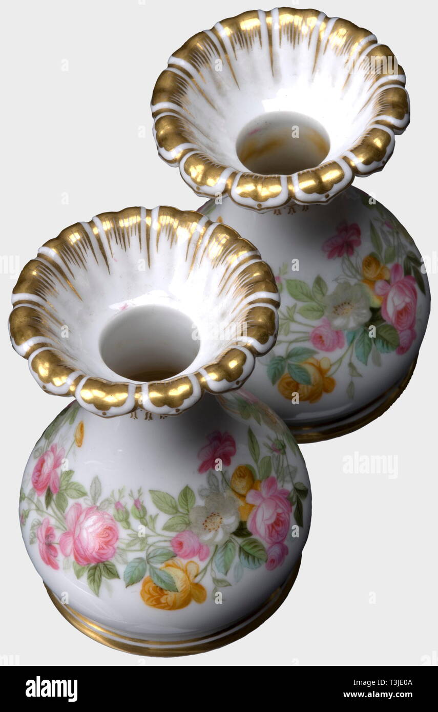 Una coppia di vasi in tavola, Imperiale Russo manifattura di porcellana, San Pietroburgo, ca. 1860/70 Bianco, gres porcellanato con dipinto a mano la decorazione floreale e cerchioni dorati. Il underglaze segno verde, un 'II' per l'Imperial fabbricante di vetro a San Pietroburgo sul fondo. Altezza 9 cm. Entrambi i vasi hanno un inventario etichetta "O.N. Villa' per la Granduchessa Olga Nikolaevna sul fondo. Provenienza: Granduchessa Olga Nikolaevna Romanova (1822 - 1892). storica, storica del XIX secolo, vaso, navi, oggetto, gli oggetti alambicchi, clipping, ritagli, tagliare , Additional-Rights-Clearance-Info-Not-Available Foto Stock