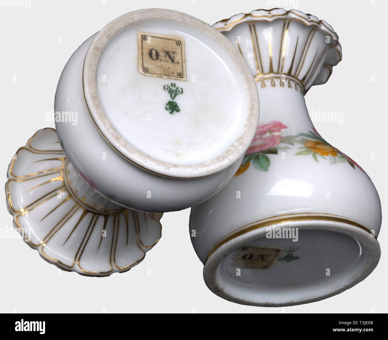 Una coppia di vasi in tavola, Imperiale Russo manifattura di porcellana, San Pietroburgo, ca. 1860/70 Bianco, gres porcellanato con dipinto a mano la decorazione floreale e cerchioni dorati. Il underglaze segno verde, un 'II' per l'Imperial fabbricante di vetro a San Pietroburgo sul fondo. Altezza 9 cm. Entrambi i vasi hanno un inventario etichetta "O.N. Villa' per la Granduchessa Olga Nikolaevna sul fondo. Provenienza: Granduchessa Olga Nikolaevna Romanova (1822 - 1892). storica, storica del XIX secolo, vaso, navi, oggetto, gli oggetti alambicchi, clipping, ritagli, tagliare , Additional-Rights-Clearance-Info-Not-Available Foto Stock