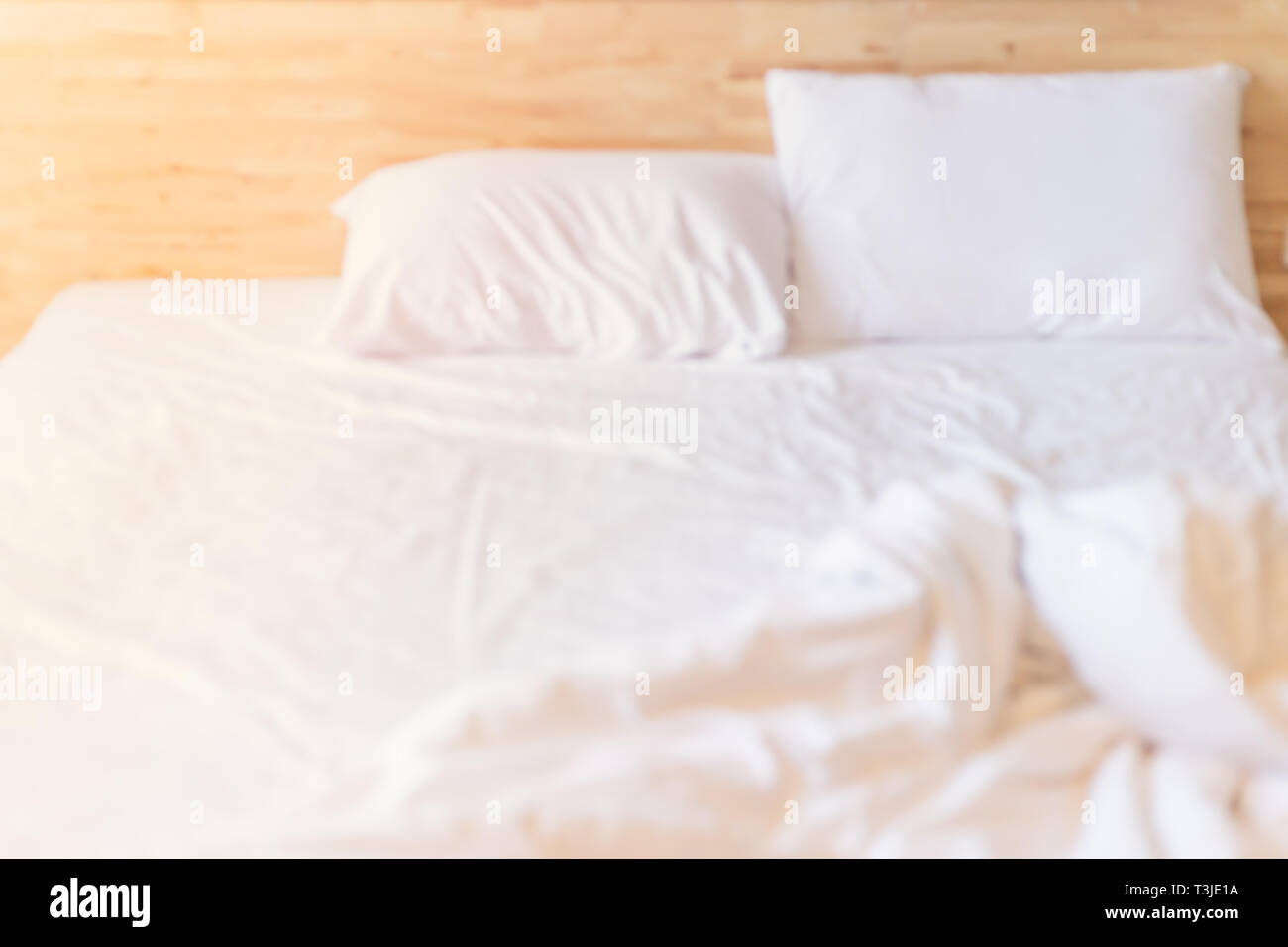 Blur mattina bianca pulita letto disordinato per lo sfondo Foto Stock