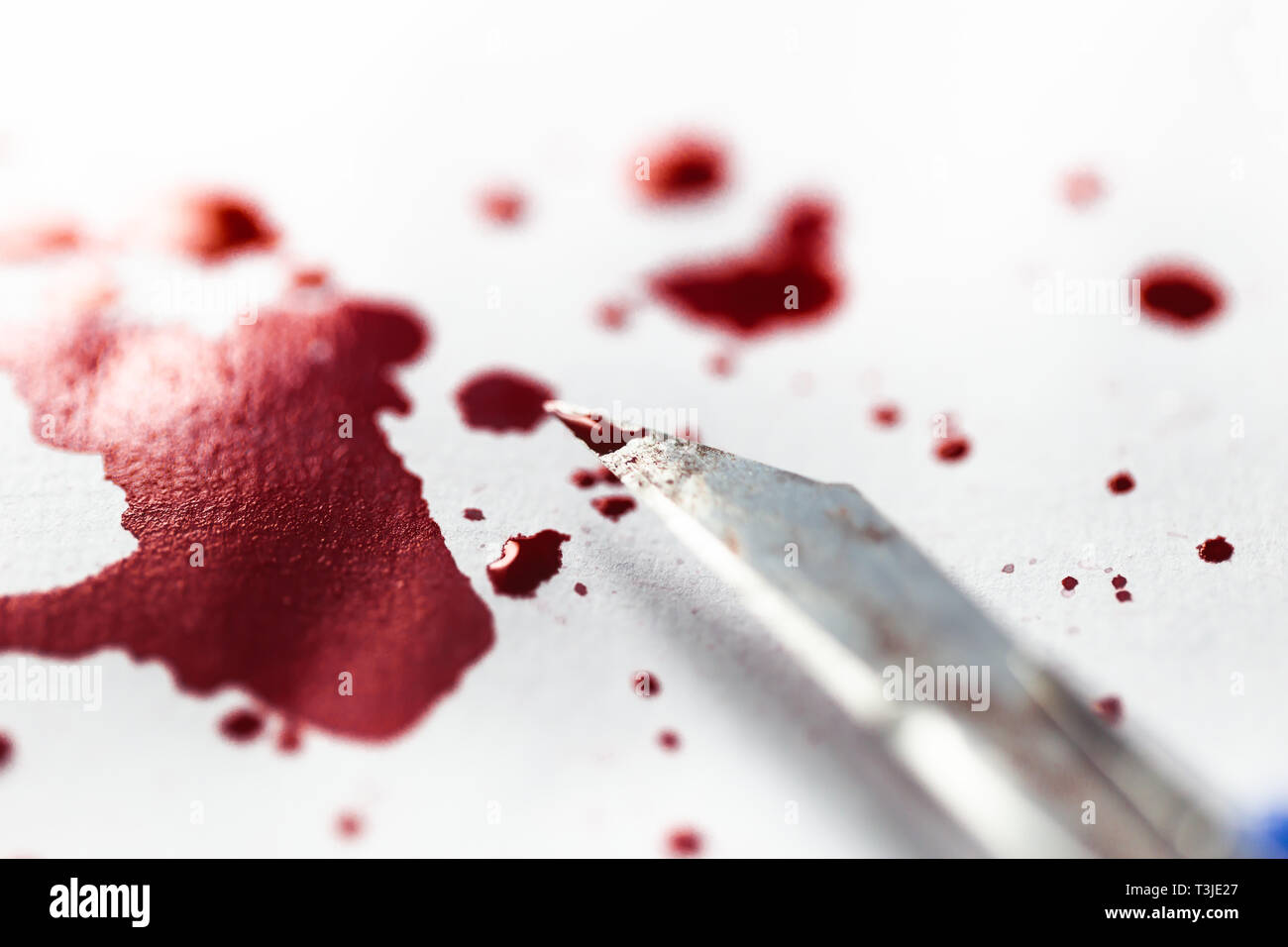 Ruggine sporco coltello fresa con grunge goccia di sangue splash per il pericolo di tetano concetto. Foto Stock