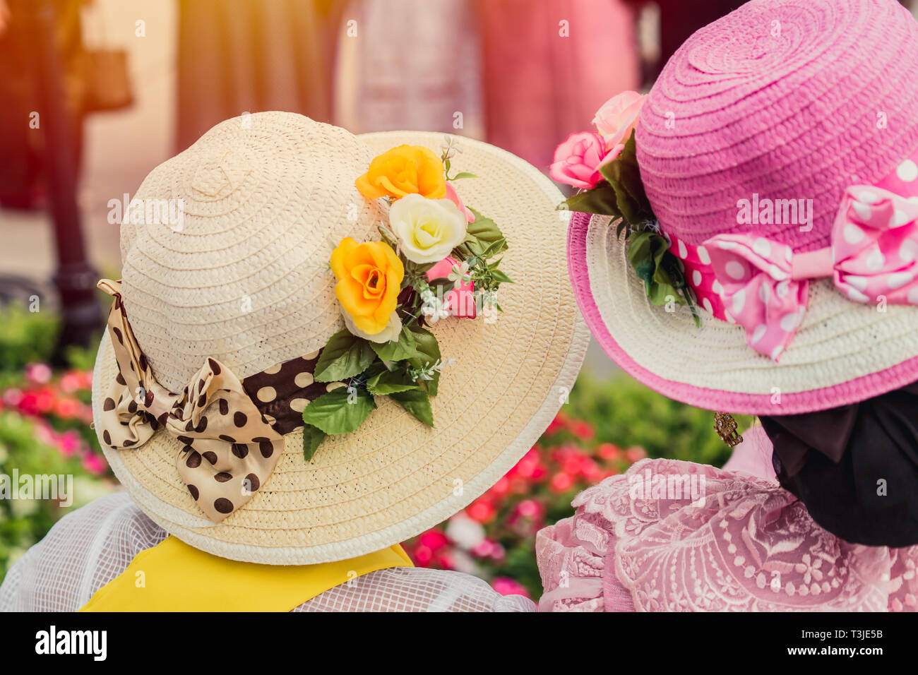 Persone che indossano artigianato intreccio di bambù hat decorazione con fiore nella stagione estiva. Foto Stock