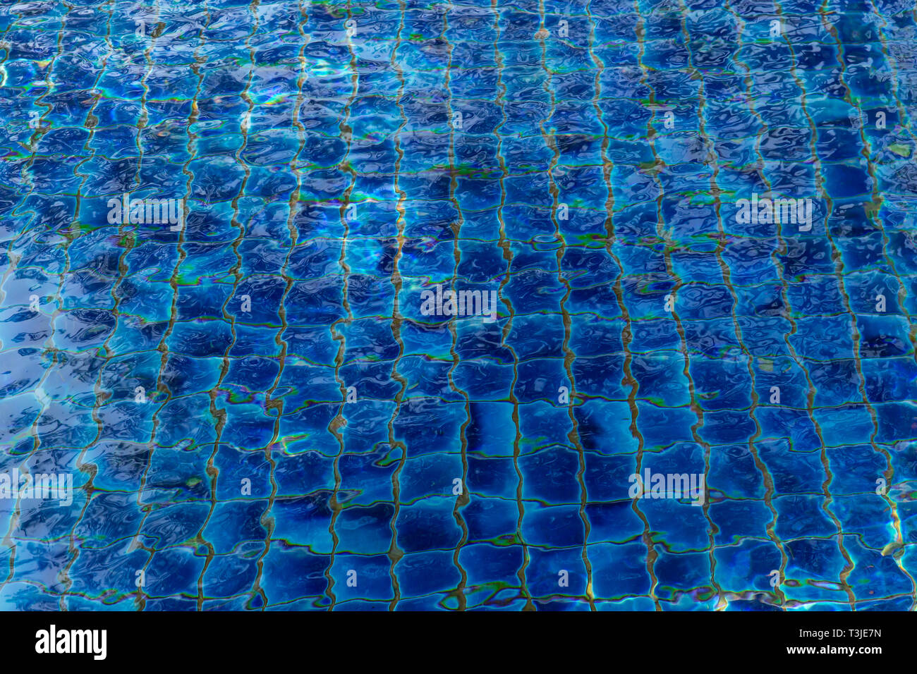 Blue swiming pool acqua luce rifrazione e riflessione sullo sfondo di texture. estate cool chill concetto. Foto Stock