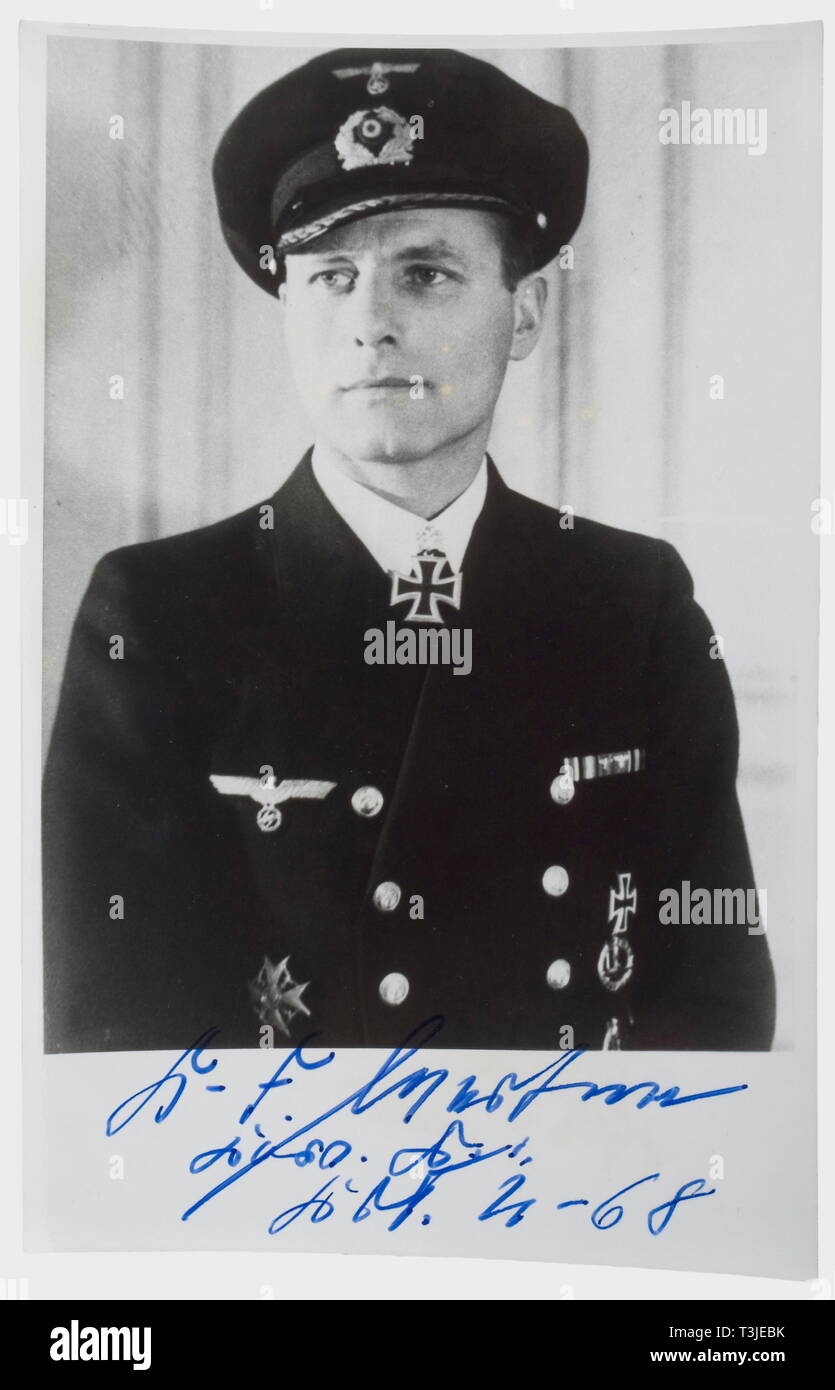 Capitano Karl-Friedrich Merten, premio preliminare al documento del cavaliere della croce La croce di ferro 1939 certificato stampato con nome dattiloscritte, rango (Korvettenkapitän), e data di conferimento "13. Juni 1942", data di rilascio "27. Juni 1942'. Timbrato dal 'Oberkommando der Kriegsmarine', e la firma in inchiostro mediante la successiva ammiraglio Werner Ehrhardt. Anche una foto del dopoguerra di Merten in uniforme con firma autografa. Merten Karl-Friedrich (1905 - 1993) raggiunto il numero insolitamente elevato di affondamento 29 con più di 180.000 tsl sul suo cinque missioni con U-68. Per la sua achievemen, Editorial-Use-solo Foto Stock