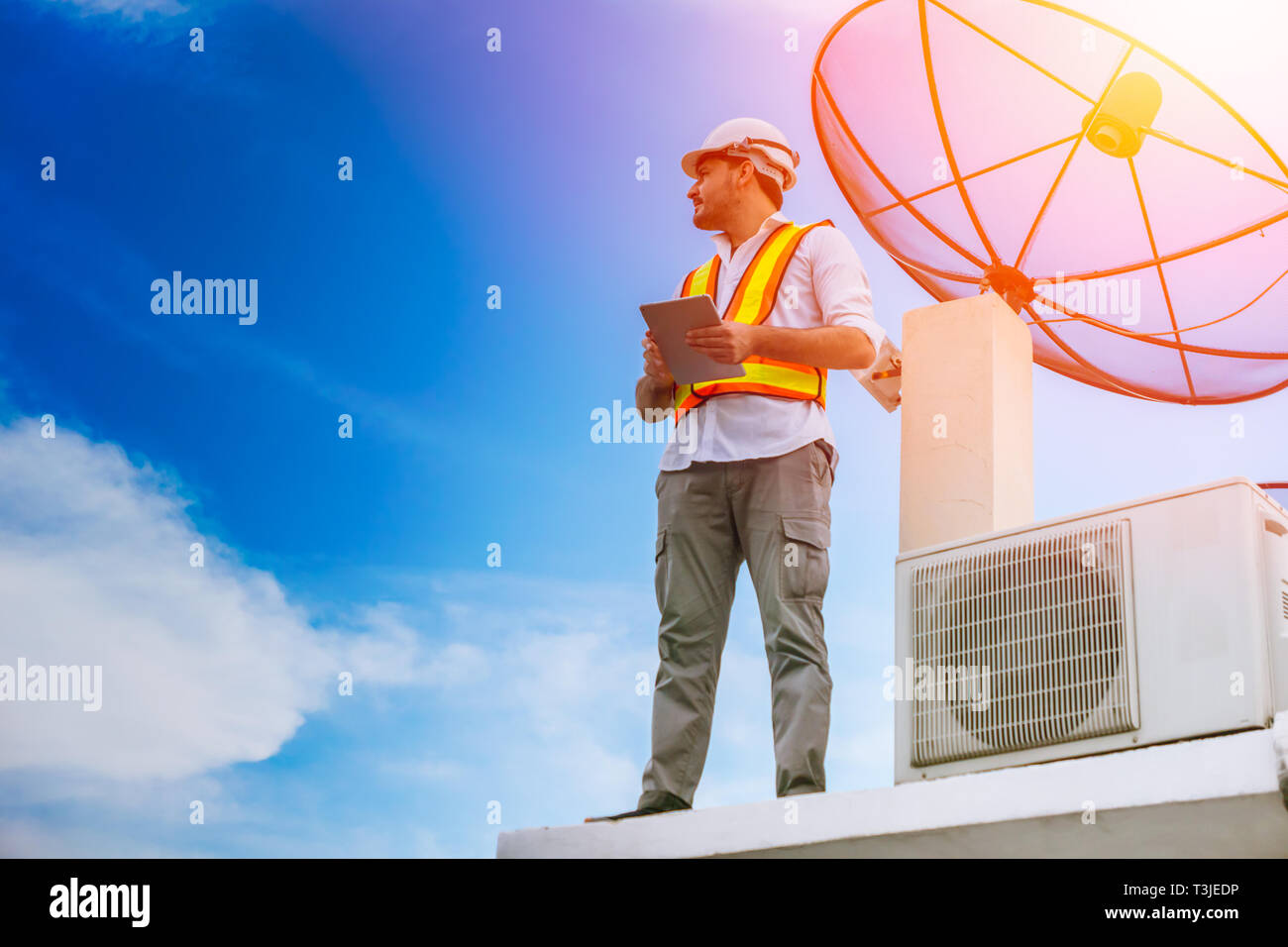 Home ingegnere tuttofare in piedi guardare il cielo orgoglioso concetto Foto Stock