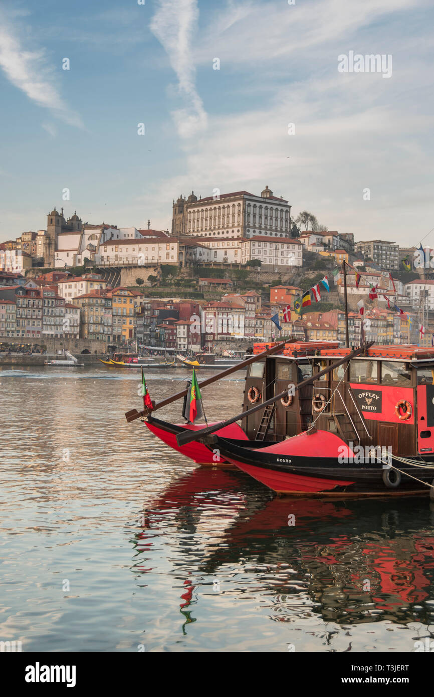 Barche tradizionali utilizzati per trasportare il prezioso carico di barili di porto giù il fiume Douro, a Porto, Portogallo Foto Stock