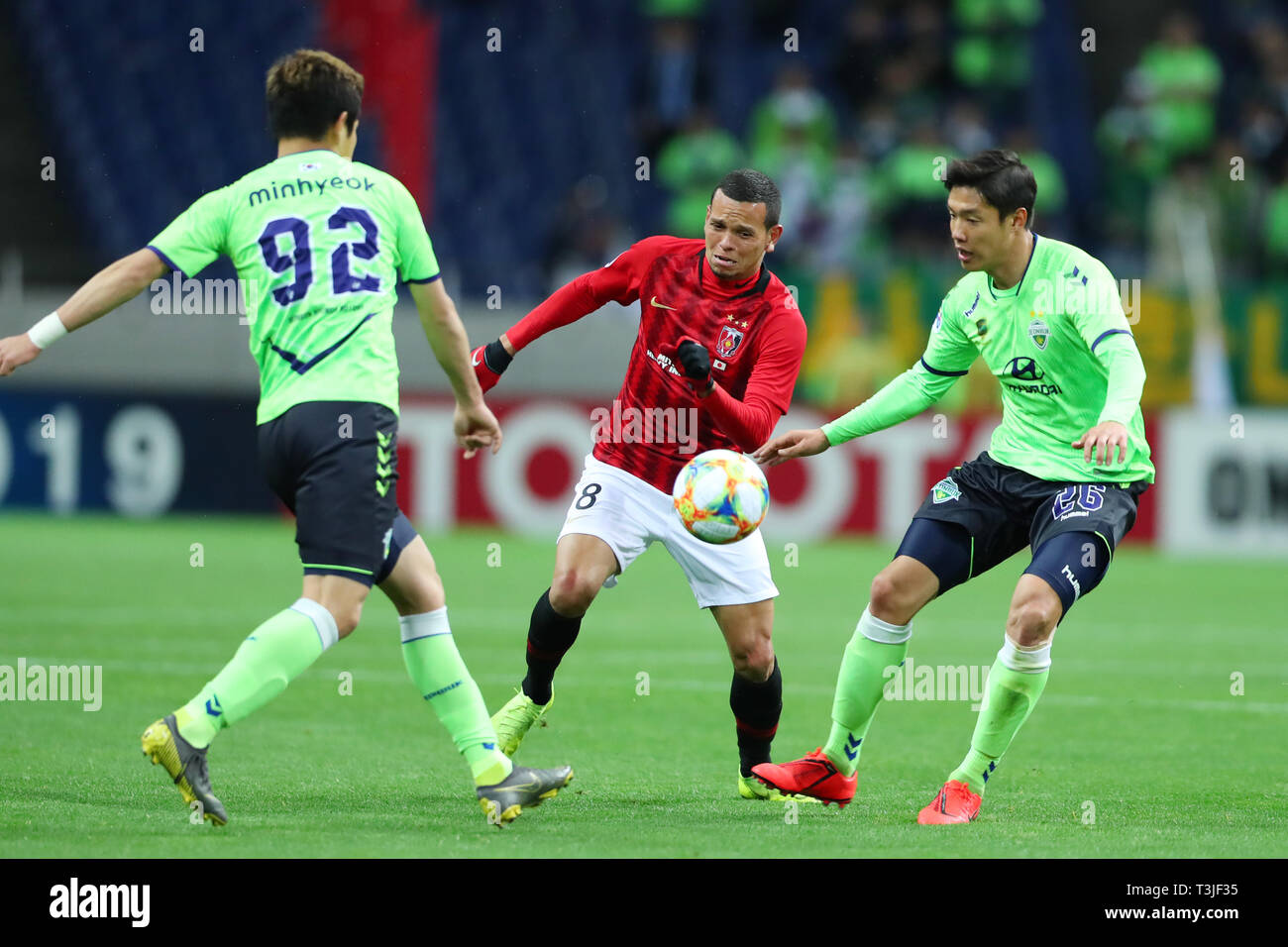 Saitama, Giappone. 9 apr, 2019. (L-R) Kim Min Hyeok (Jeonbuk), Ewerton (rossi), Hong Jeong Ho (Jeonbuk) Calcio/Calcetto : AFC Champions League 2019 Gruppo G match tra Urawa Red Diamonds 0-1 Jeonbuk Hyundai Motors a Saitama Stadium 2002 a Saitama, Giappone . Credito: Giovanni Osada AFLO/sport/Alamy Live News Foto Stock