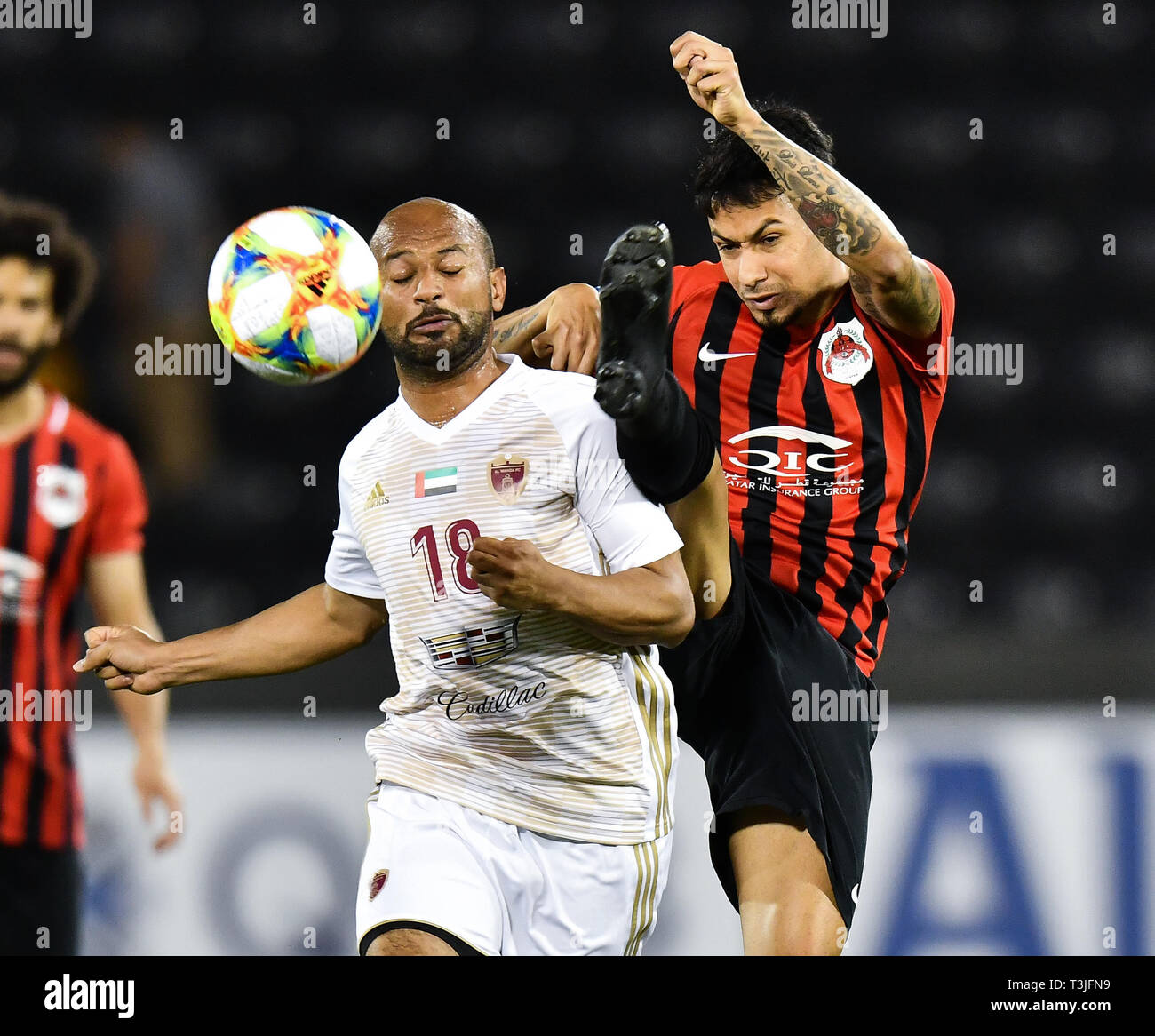 Doha in Qatar. 9 apr, 2019. Ahmed Ali (L) di Al Wahda FSCC contende a Lucca di Al Rayyan SC durante l'AFC CHAMPIONS LEAGUE ASIATICA GRUPPO B match tra Qatar Al Rayyan SC e negli EMIRATI ARABI UNITI Al Wahda FSCC a Jassim Bin Hamad Stadium a Doha, capitale del Qatar, Aprile 9, 2019. Al Wahda ha vinto 2-1. Credito: Nikku/Xinhua/Alamy Live News Foto Stock