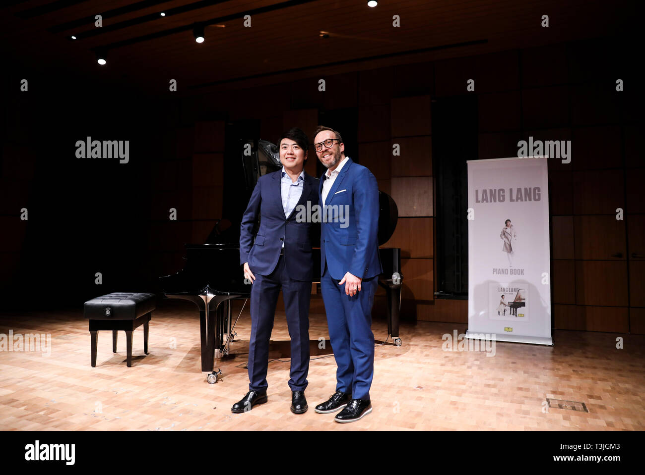 (190410) -- NEW YORK, 10 aprile 2019 (Xinhua) -- il pianista Lang Lang (L) e Graham Parker, Presidente di Universal Music Group, posano per una foto durante una conferenza stampa a New York, Stati Uniti, Aprile 9, 2019. Lang Lang ha tenuto una conferenza stampa qui il martedì per promuovere il suo nuovo album "Piano Book', il quale è stato rilasciato il 29 marzo di quest'anno. Come il primo nuovo album in tre anni da tutto il mondo ha celebrato il pianoforte virtuoso, 'Piano Book' mira a portare la musica classica a un pubblico globale e di diffondere il messaggio che la musica classica è universale, secondo un comunicato stampa. (Xinhua/Wang Ying) Foto Stock