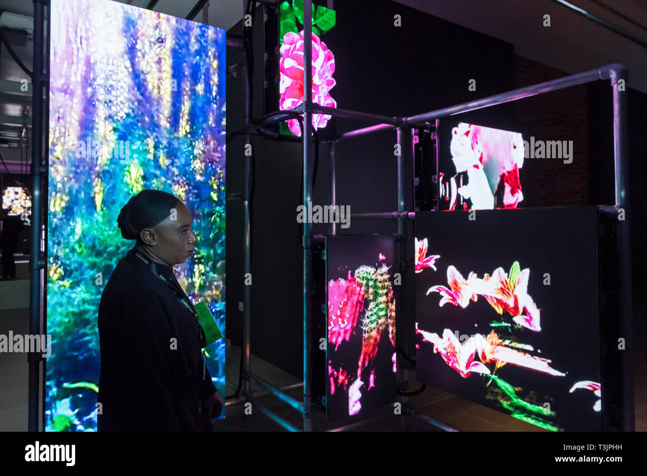 Londra, Regno Unito. Il 10 aprile 2019. Un membro del personale di opere viste in anteprima di una mostra dell'artista tedesco Hito Steyerl presso la Serpentine Sackler Gallery. Attraverso l'uso dell'intelligenza artificiale, la realtà aumentata e le installazioni video, la mostra esamina la potenza e la disuguaglianza nella società, mappatura ineguale distribuzione della ricchezza nelle comunità intorno a Londra la serpentina, che è stata registrata come uno dei più socialmente aree irregolari in Europa. Credito: Stephen Chung / Alamy Live News Foto Stock