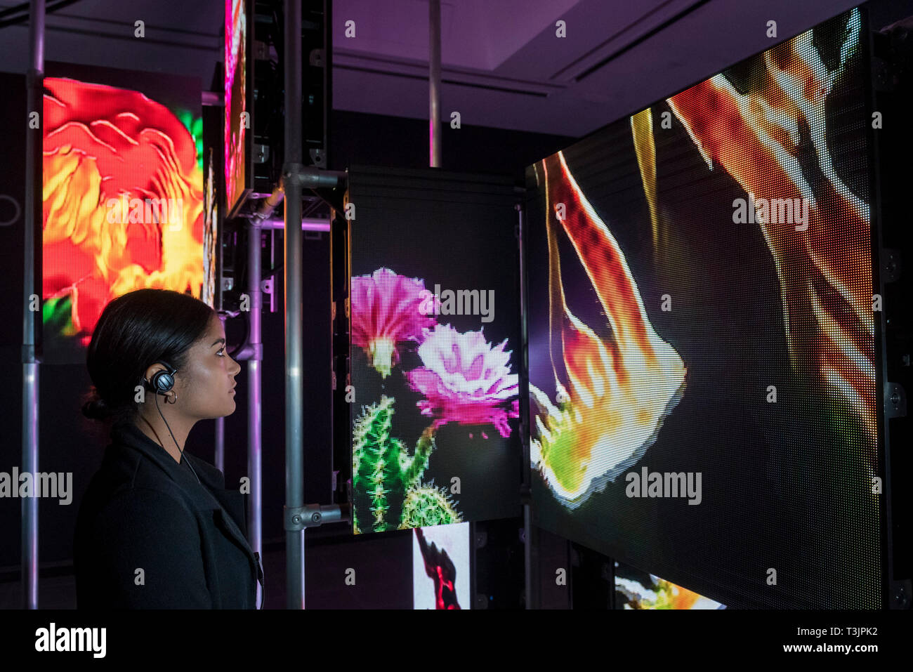 Londra, Regno Unito. Il 10 aprile 2019. Un membro del personale di opere viste in anteprima di una mostra dell'artista tedesco Hito Steyerl presso la Serpentine Sackler Gallery. Attraverso l'uso dell'intelligenza artificiale, la realtà aumentata e le installazioni video, la mostra esamina la potenza e la disuguaglianza nella società, mappatura ineguale distribuzione della ricchezza nelle comunità intorno a Londra la serpentina, che è stata registrata come uno dei più socialmente aree irregolari in Europa. Credito: Stephen Chung / Alamy Live News Foto Stock