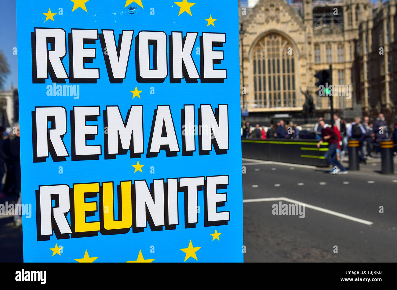 Londra, Regno Unito. Decimo Apr, 2019. Pro- e attivisti Anti-Brexit protestare fuori le case del Parlamento. Credito: PjrFoto/Alamy Live News Foto Stock