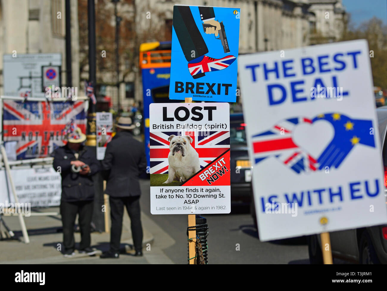 Londra, Regno Unito. Decimo Apr, 2019. Pro- e attivisti Anti-Brexit protestare fuori le case del Parlamento. Credito: PjrFoto/Alamy Live News Foto Stock