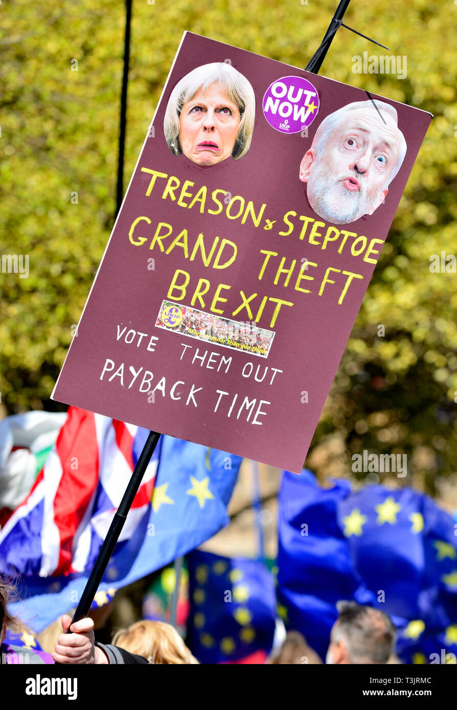 Londra, Regno Unito. Decimo Apr, 2019. Pro- e attivisti Anti-Brexit protestare fuori le case del Parlamento. Credito: PjrFoto/Alamy Live News Foto Stock