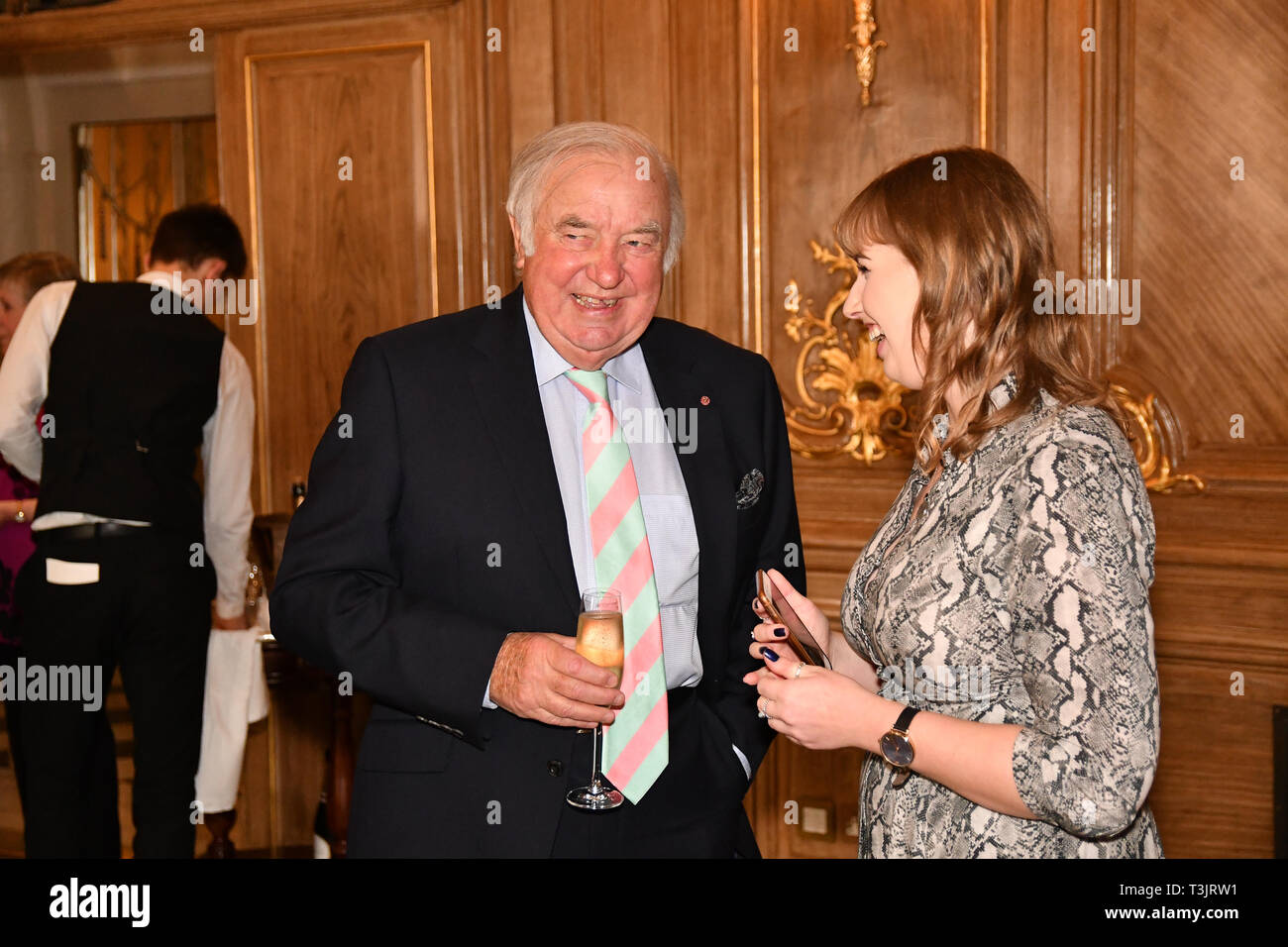 Londra, Regno Unito. Decimo Apr, 2019. Jimmy Tarbuck il 7° Churchill Awards premiano i successi di oltre 65's a Claridge Hotel il 10 marzo 2019, Londra, Regno Unito. Credito: Picture Capital/Alamy Live News Foto Stock