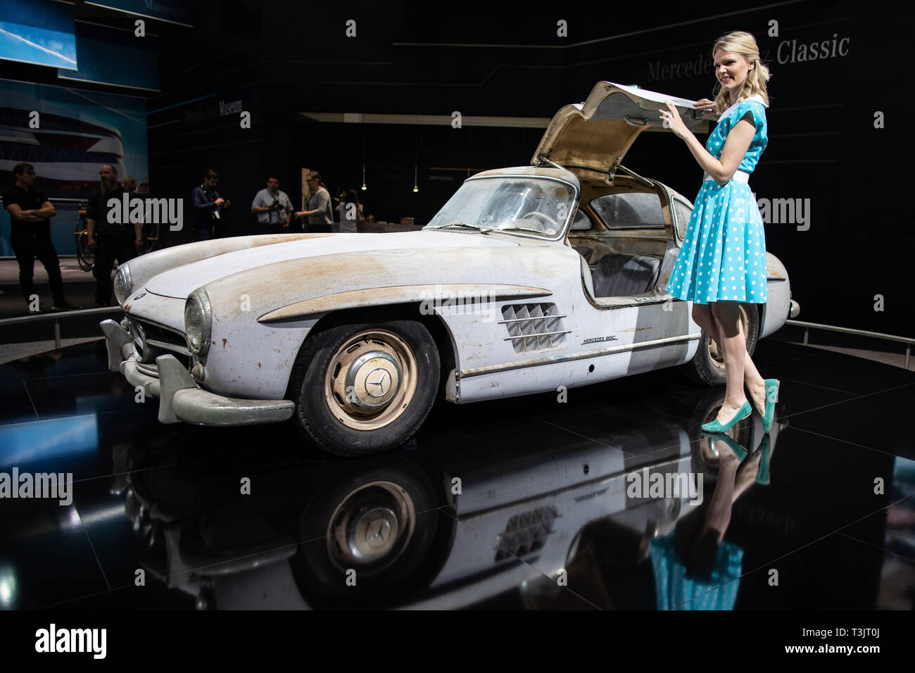 Essen, Germania. Decimo Apr, 2019. Alla Techno Classica, modello Alida sorge nella parte anteriore di una Mercedes-Benz 300 SL del portellone ad ala di gabbiano dal 1954. La fiera mondiale si svolge dal 10 al 14 aprile. Credito: Marcel Kusch/dpa/Alamy Live News Foto Stock