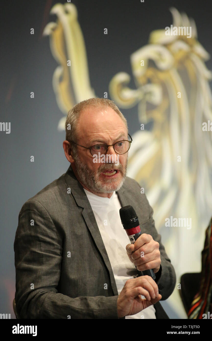 Belfast, Regno Unito. 10 apr 2019. Liam Cunningham, stadio irlandese e schermo attore conosciuto per la riproduzione di Davos Seaworth nell'HBO epic-Fantasy series gioco di troni parla ai media in occasione del lancio del gioco di troni itinerante a Belfast, mercoledì 10 aprile, 2019.altamente prevedibile-mostra sarà aperta al pubblico dal 11 aprile al 1 settembre 2019. I visitatori possono esplorare le impostazioni e visualizzare oggetti autentici da un certo numero di scene. Credito: Paolo McErlane/Alamy Live News Foto Stock