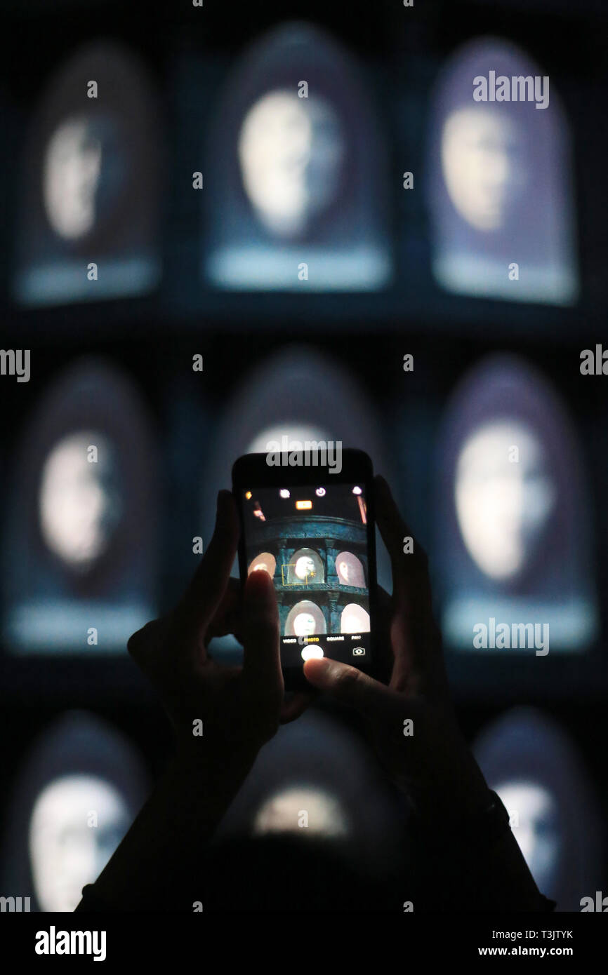 Belfast, Regno Unito. 10 apr 2019. Un membro dei media fotografie di una mostra presso il gioco dei troni Itinerante dopo che si è aperta in Titanic Exhibition Centre di Belfast, mercoledì 10 aprile, 2019.altamente prevedibile-mostra sarà aperta al pubblico dal 11 aprile al 1 settembre 2019. I visitatori possono esplorare le impostazioni e visualizzare oggetti autentici da un certo numero di scene. Credito: Paolo McErlane/Alamy Live News Foto Stock