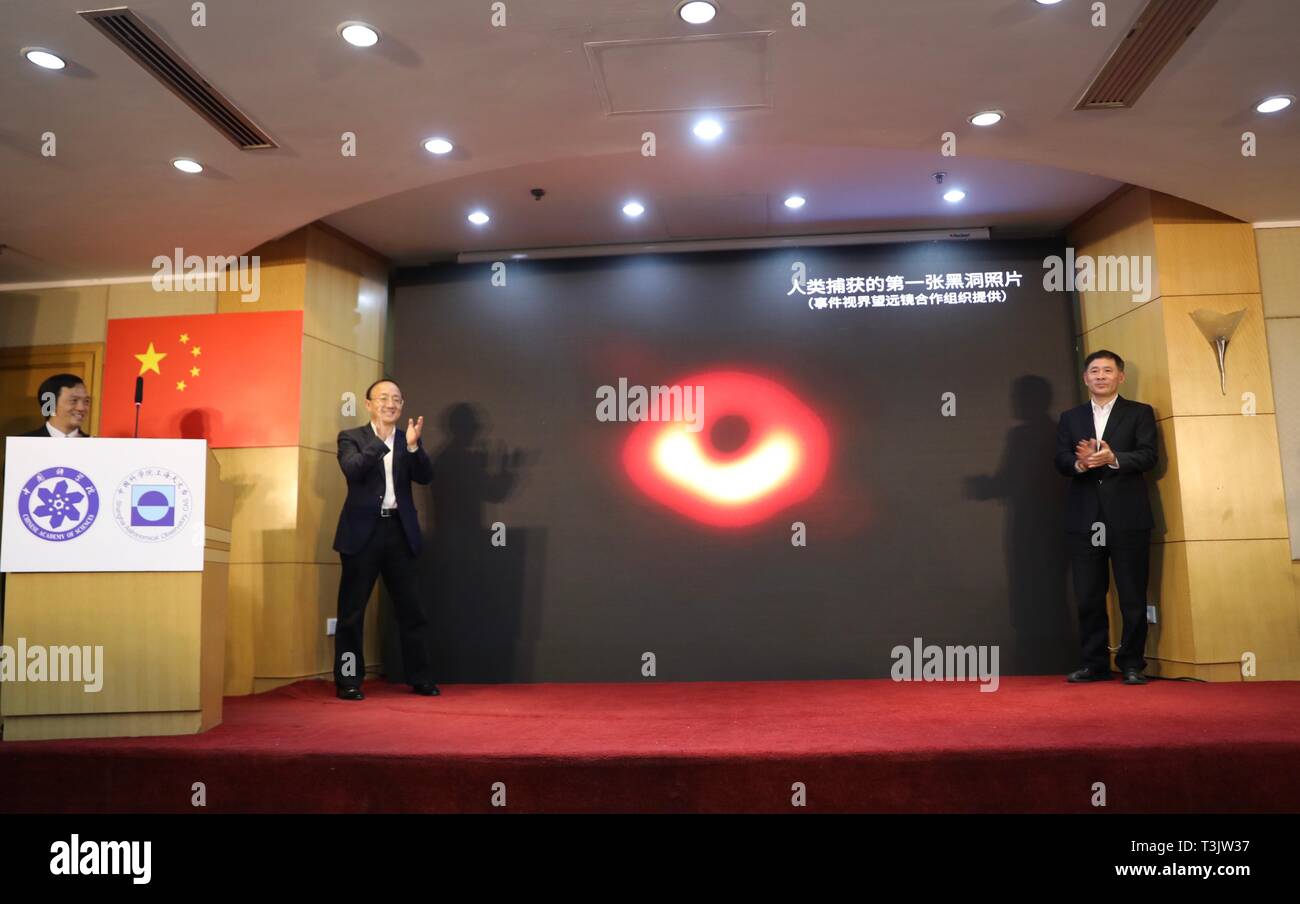 Shanghai, Cina. Decimo Apr, 2019. La prima immagine di un buco nero supermassiccio al centro di una lontana galassia M87 viene rilasciato durante una conferenza stampa tenuta dalla Shanghai Osservatorio Astronomico (SAO), nell est della Cina di Shanghai, 10 aprile 2019. L'immagine del buco nero, sulla base di osservazioni attraverso la Event Horizon Telescope (EHT), un pianeta-scale array di otto ground-based radio telescopi forgiato attraverso la collaborazione internazionale, è stata svelata in coordinato di conferenze stampa in tutto il mondo a circa 9:00 p.m. (Ora di Pechino) mercoledì. Il risultato del punto di riferimento del credito off: Xinhua Foto Stock