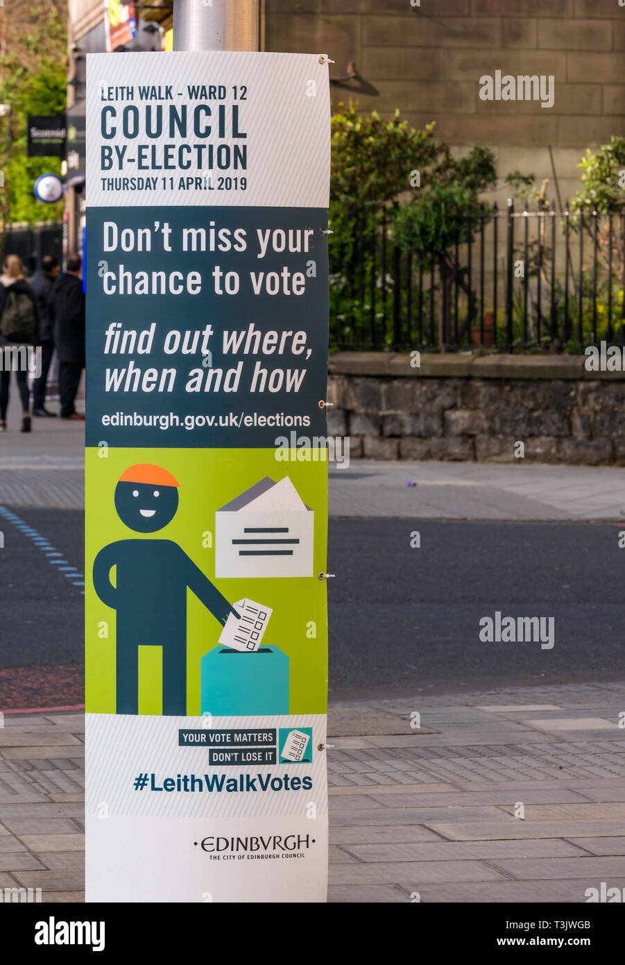 Leith Walk, UK 10 aprile 2019. Leith Walk Consiglio By-Election. Un poster al di fuori del reparto seggi a Pilrig St Paul's Church Hall incoraggia i residenti di voto. La procedura di elezione avrà luogo domani giovedì 11 aprile. I campi di elezione 11 i candidati, compreso il primo candidato per la per la Gran Bretagna il movimento in Scozia, Paolo Stirling. Per la Gran Bretagna è stata fondata da ex UKIP candidato leadership Anne Marie acque Foto Stock